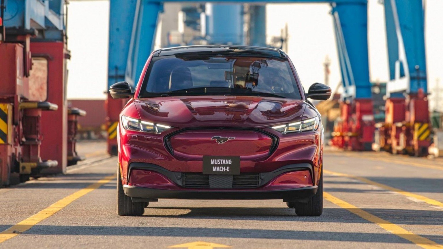 Triệu hồi 434 xe Ford Mustang Mach-E tại Việt Nam, hé lộ lượng tiêu thụ bất ngờ của mẫu xe điện này