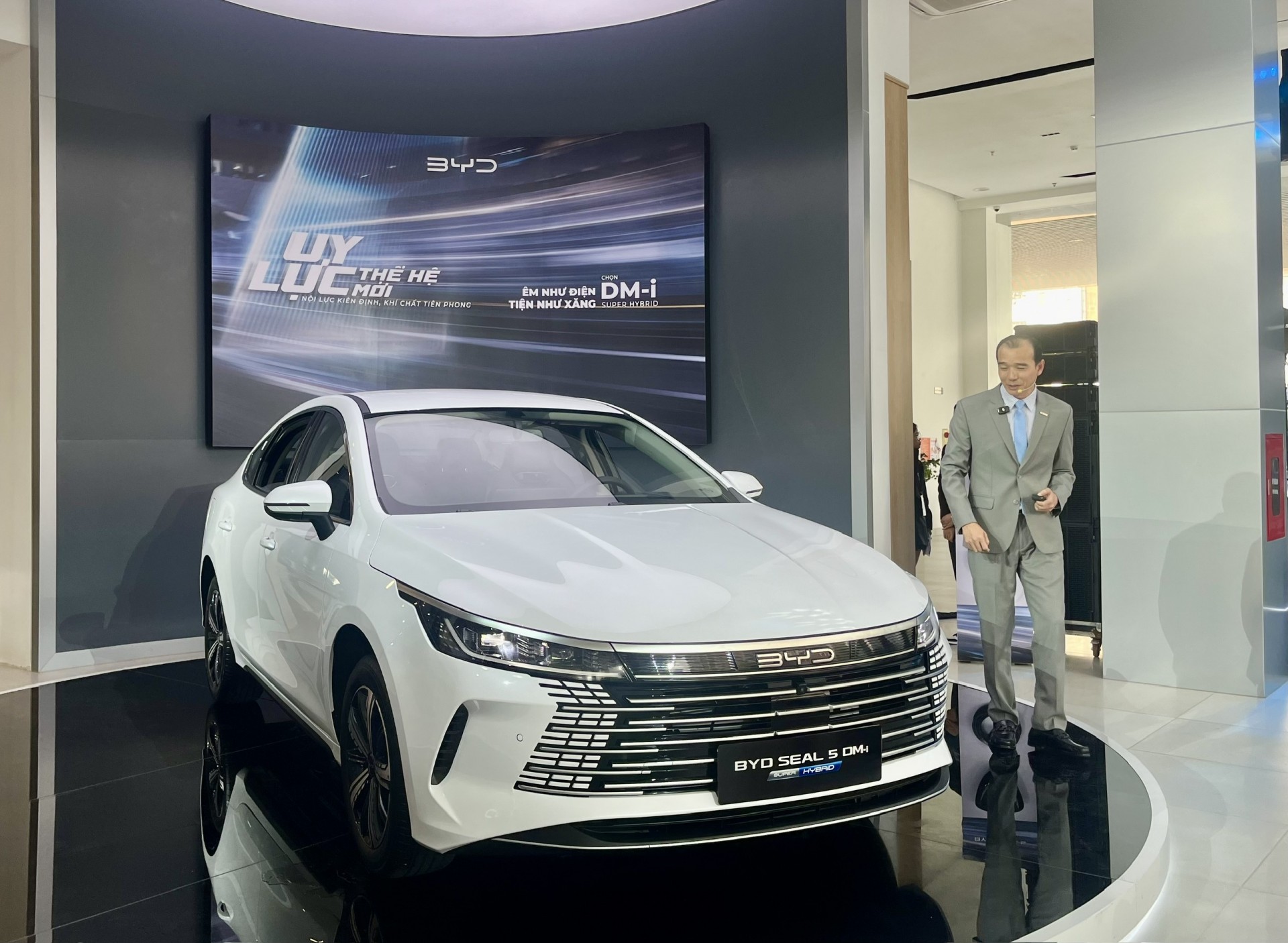 BYD SEAL 5 giá 696 triệu đồng