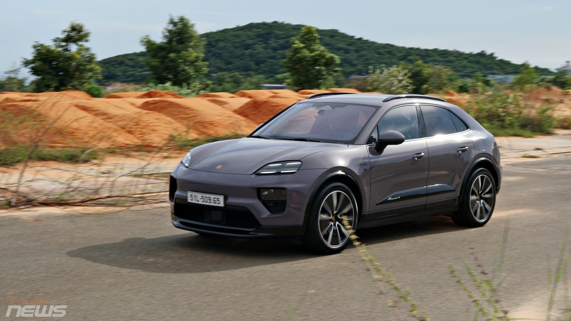 Cận cảnh SUV điện Porsche Macan EV