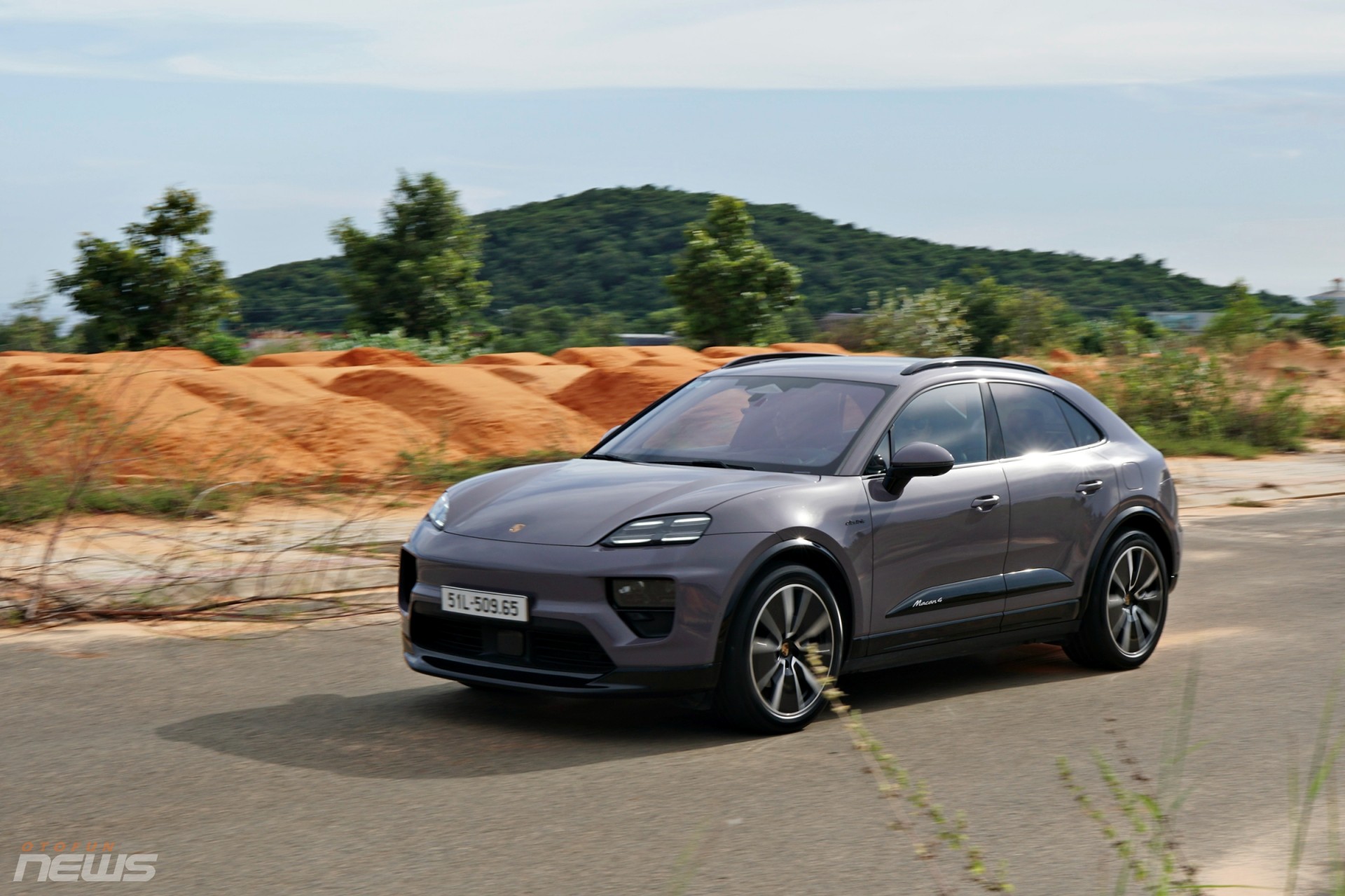 Cận cảnh Porsche Macan EV, SUV điện thể thao đậm chất Porsche