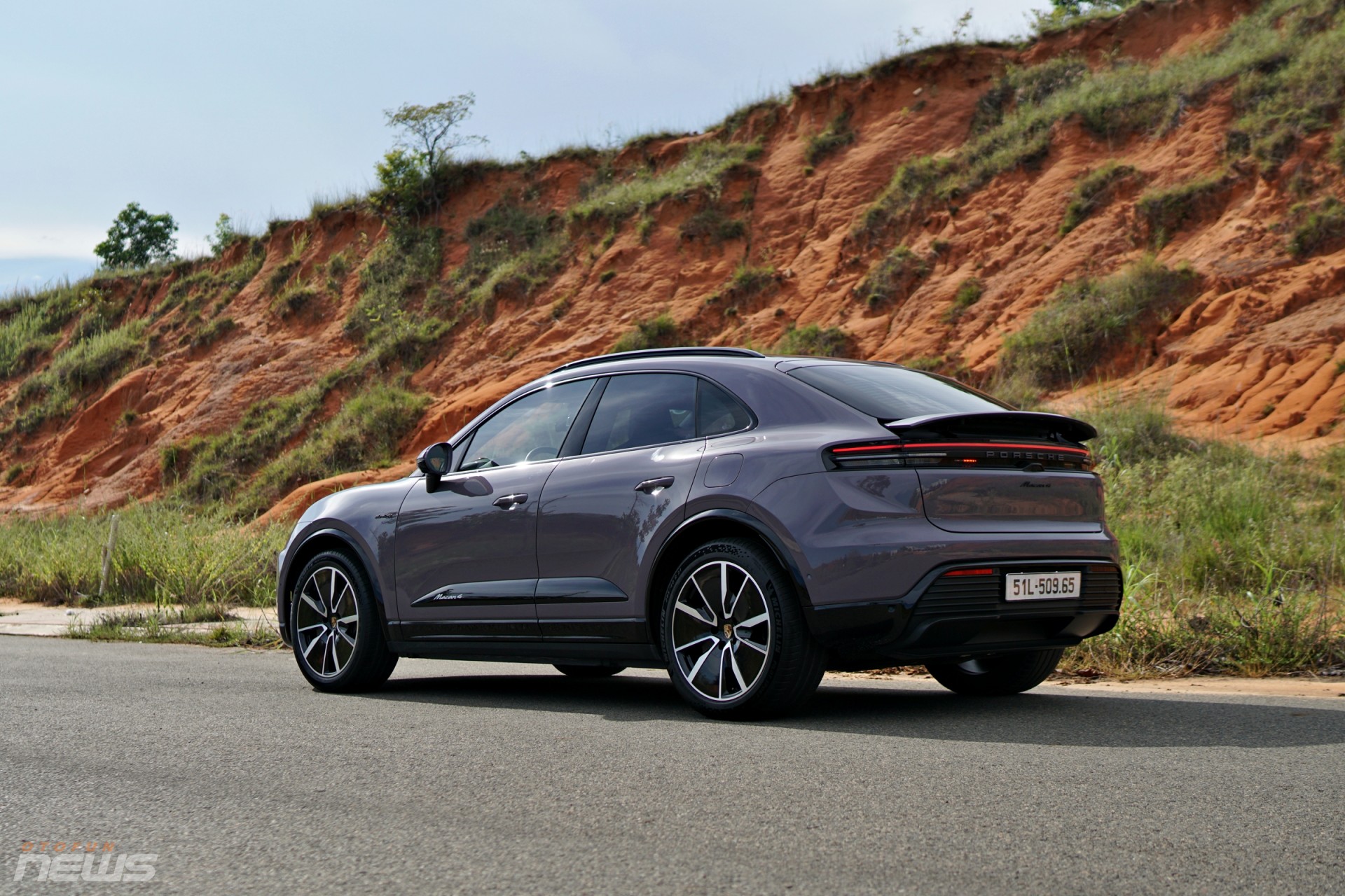 Cận cảnh Porsche Macan EV, SUV điện thể thao đậm chất Porsche