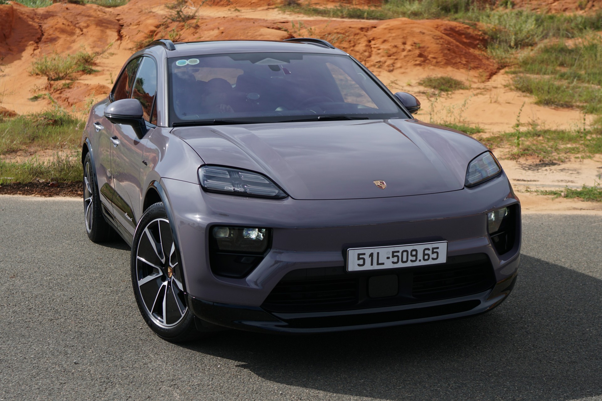 Cận cảnh Porsche Macan EV, SUV điện thể thao đậm chất Porsche