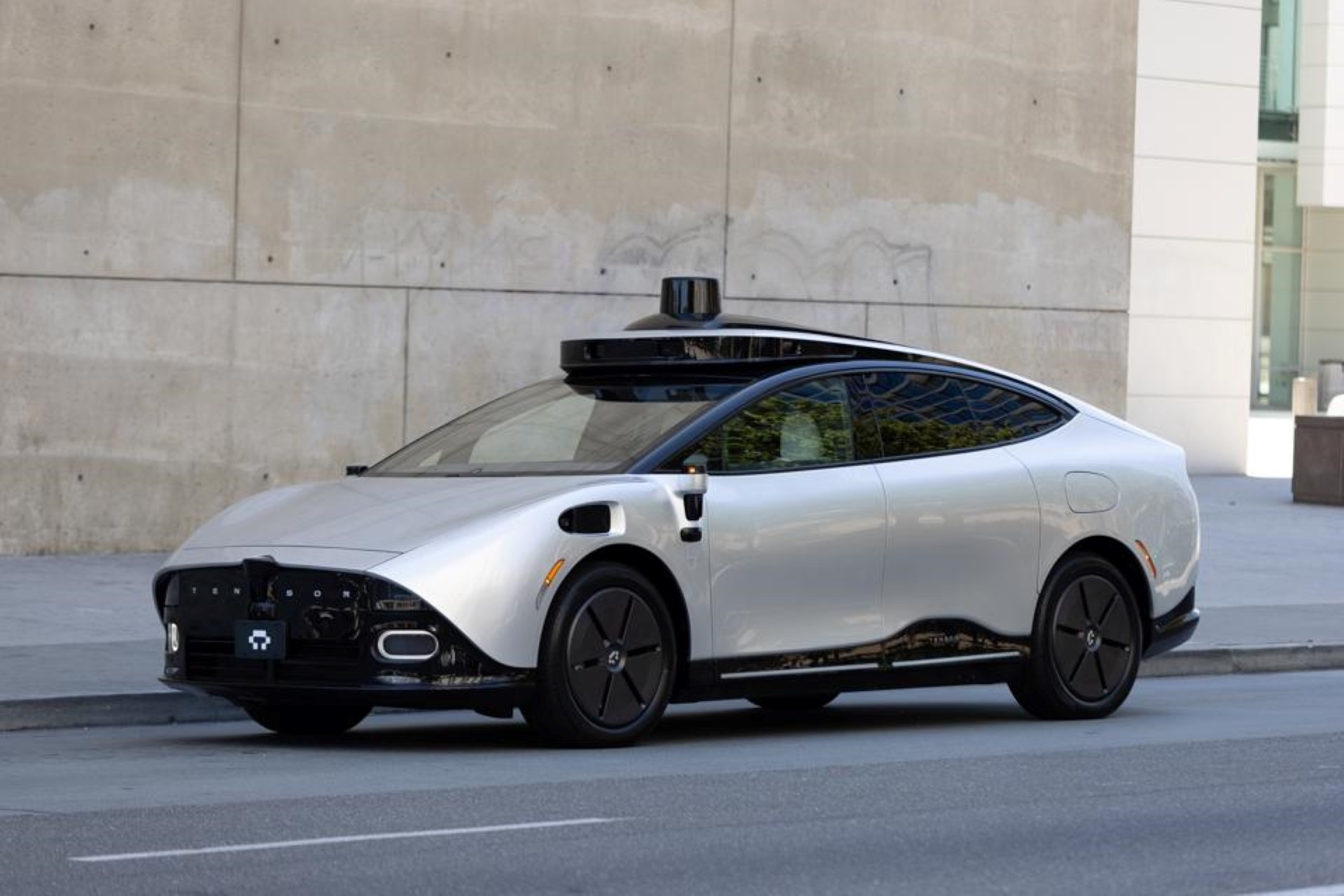 Xe tự lái đầu tiên trên thế giới do VinFast sản xuất gây tò mò tại Trung Đông Xe tự lái đầu tiên trên thế giới do VinFast sản xuất gây tò mò tại Trung Đông