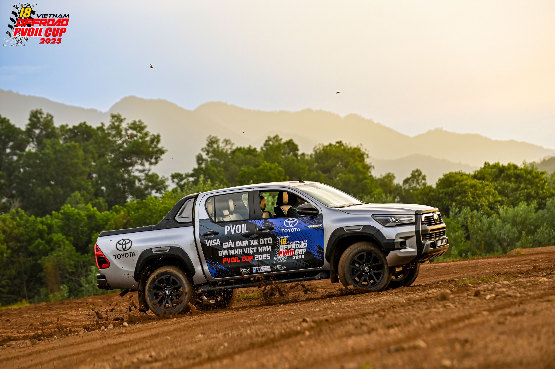 Chiêm ngưỡng bộ ảnh cổ động giải PVOIL VOC 2025 với Toyota Hilux