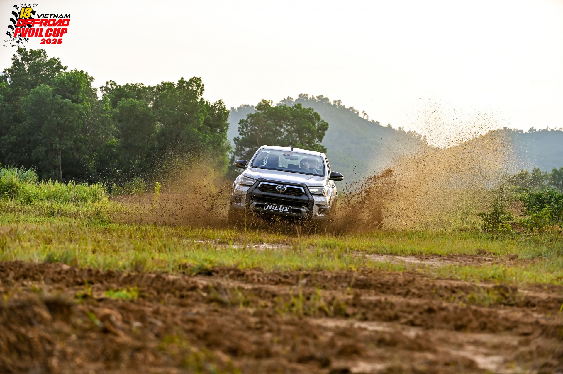 Chiêm ngưỡng bộ ảnh cổ động giải PVOIL VOC 2025 với Toyota Hilux