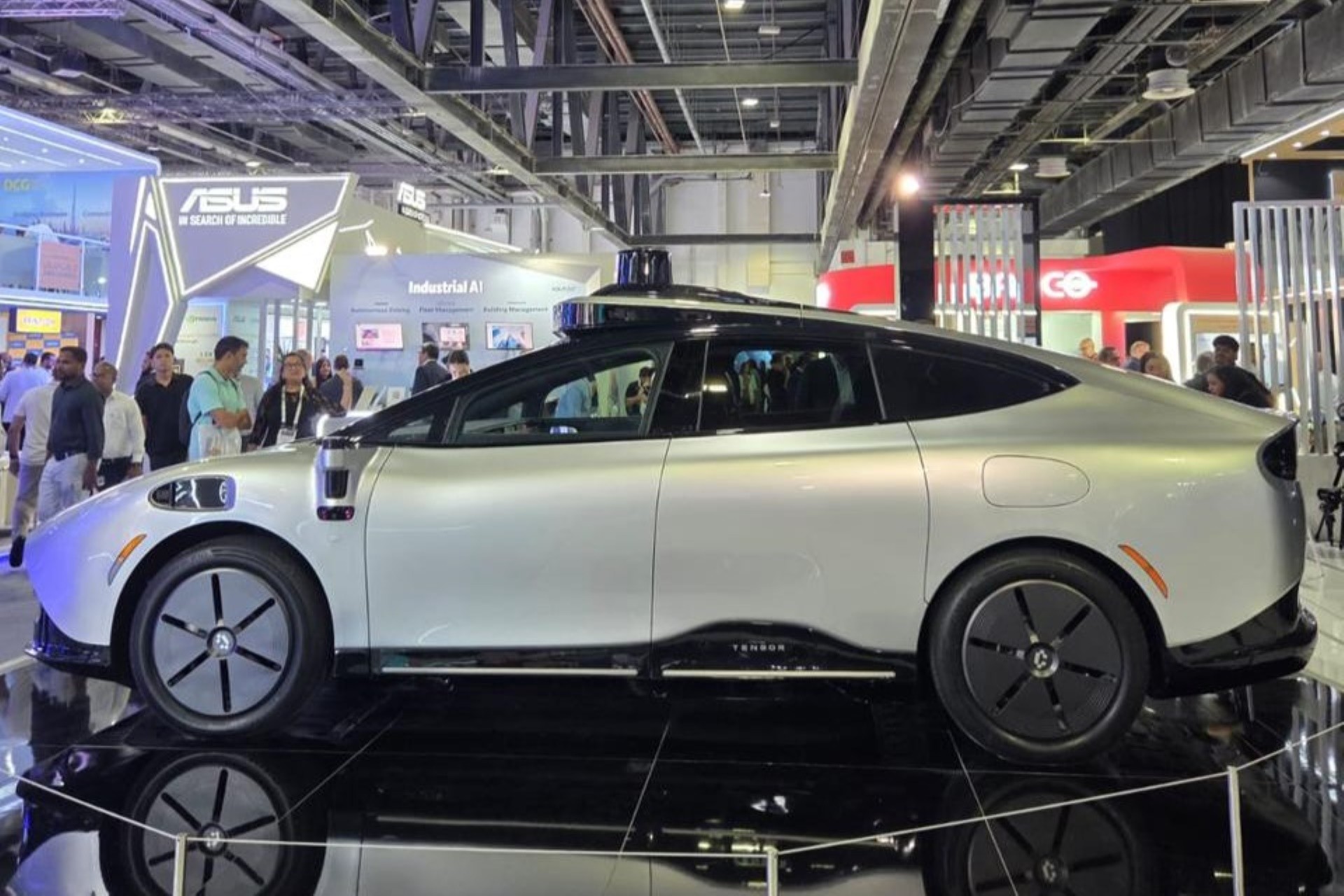 Xe tự lái đầu tiên trên thế giới do VinFast sản xuất gây tò mò tại Trung Đông