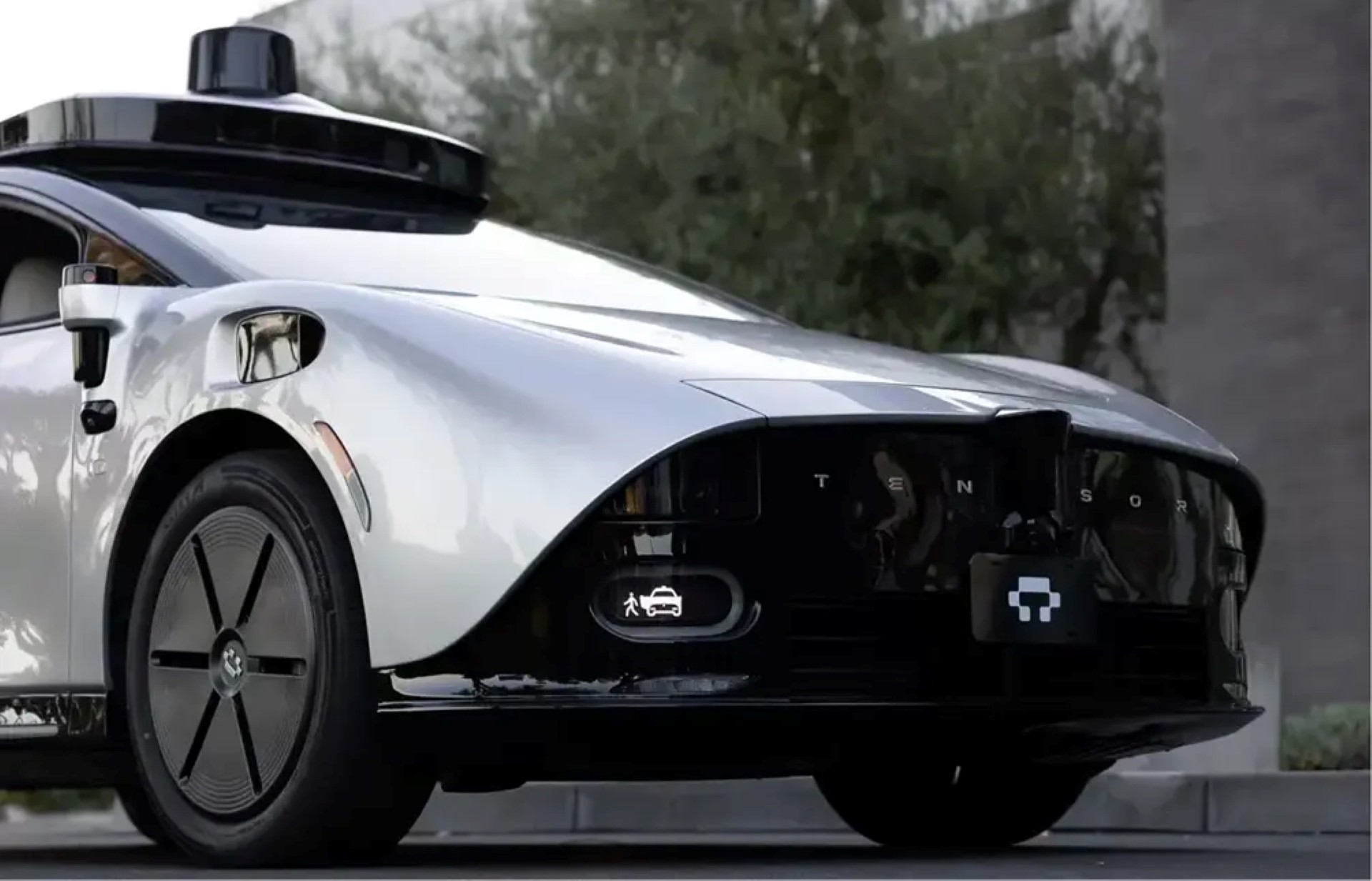 Xe tự lái đầu tiên trên thế giới do VinFast sản xuất gây tò mò tại Trung Đông