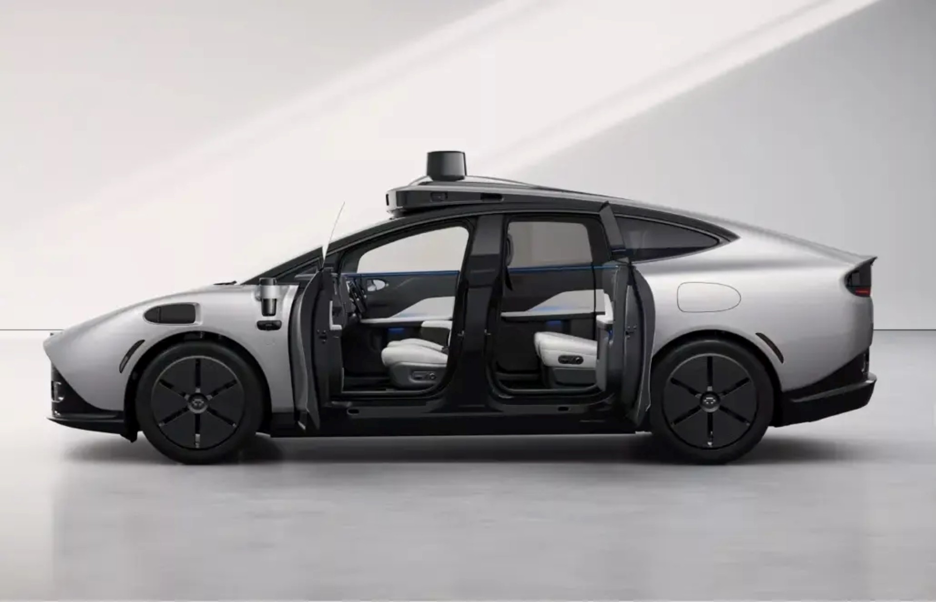 Xe tự lái đầu tiên trên thế giới do VinFast sản xuất gây tò mò tại Trung Đông