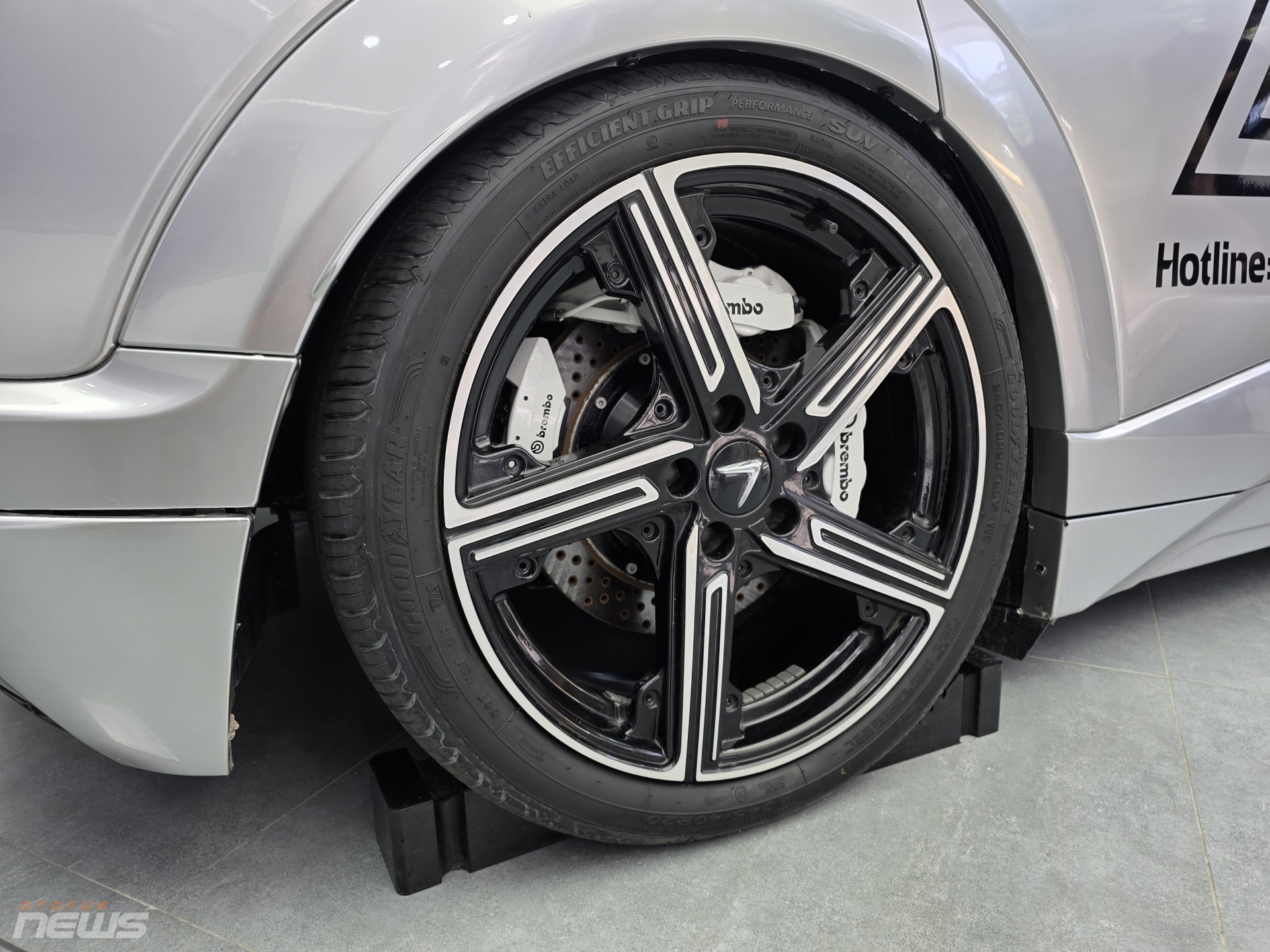 Cận cảnh VinFast VF 3 và VF 7 độ drift đầu tiên tại Việt Nam