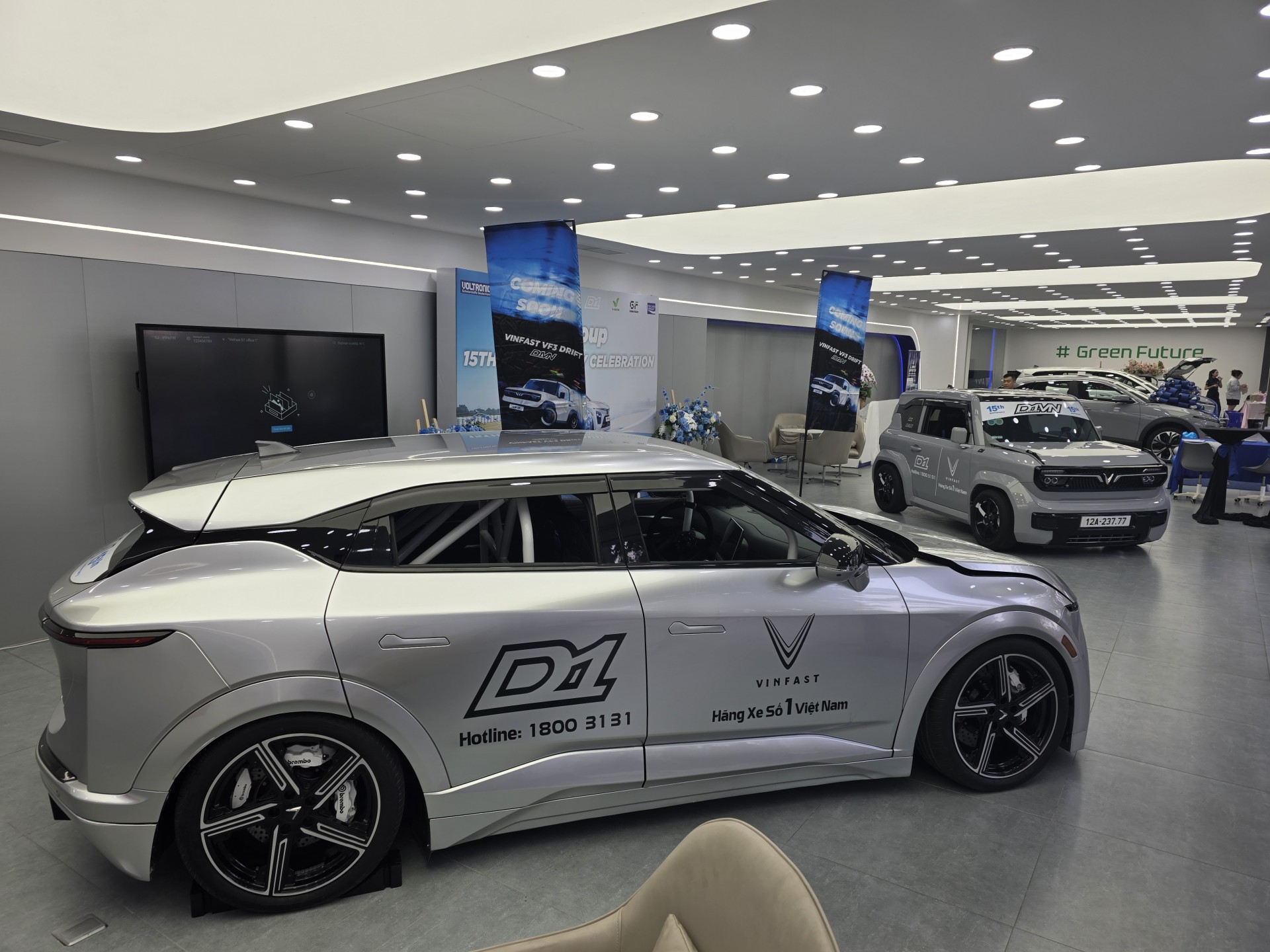 Cận cảnh VinFast VF3 và VF7 độ drift đầu tiên tại Việt Nam Cận cảnh VinFast VF3 và VF7 độ drift đầu tiên tại Việt Nam