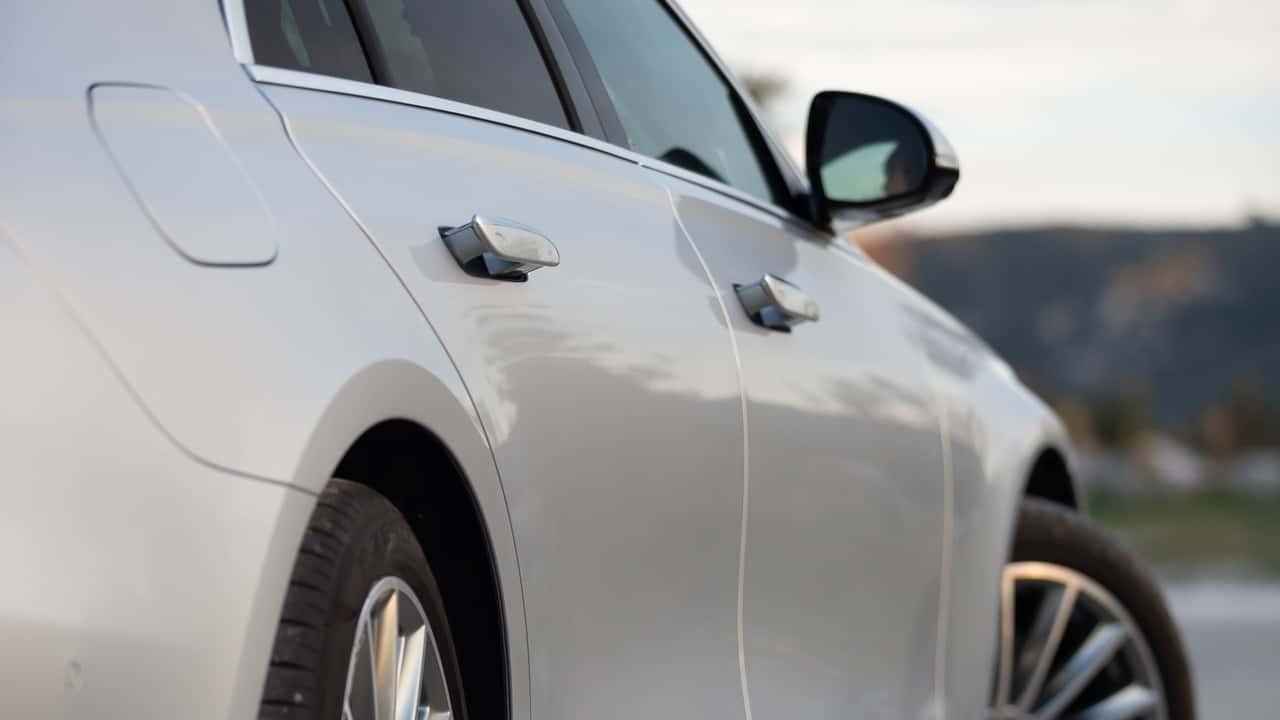 Tay nắm cửa điện tử trên xe ô tô đang là lo ngại an toàn hàng đầu ở Châu Âu