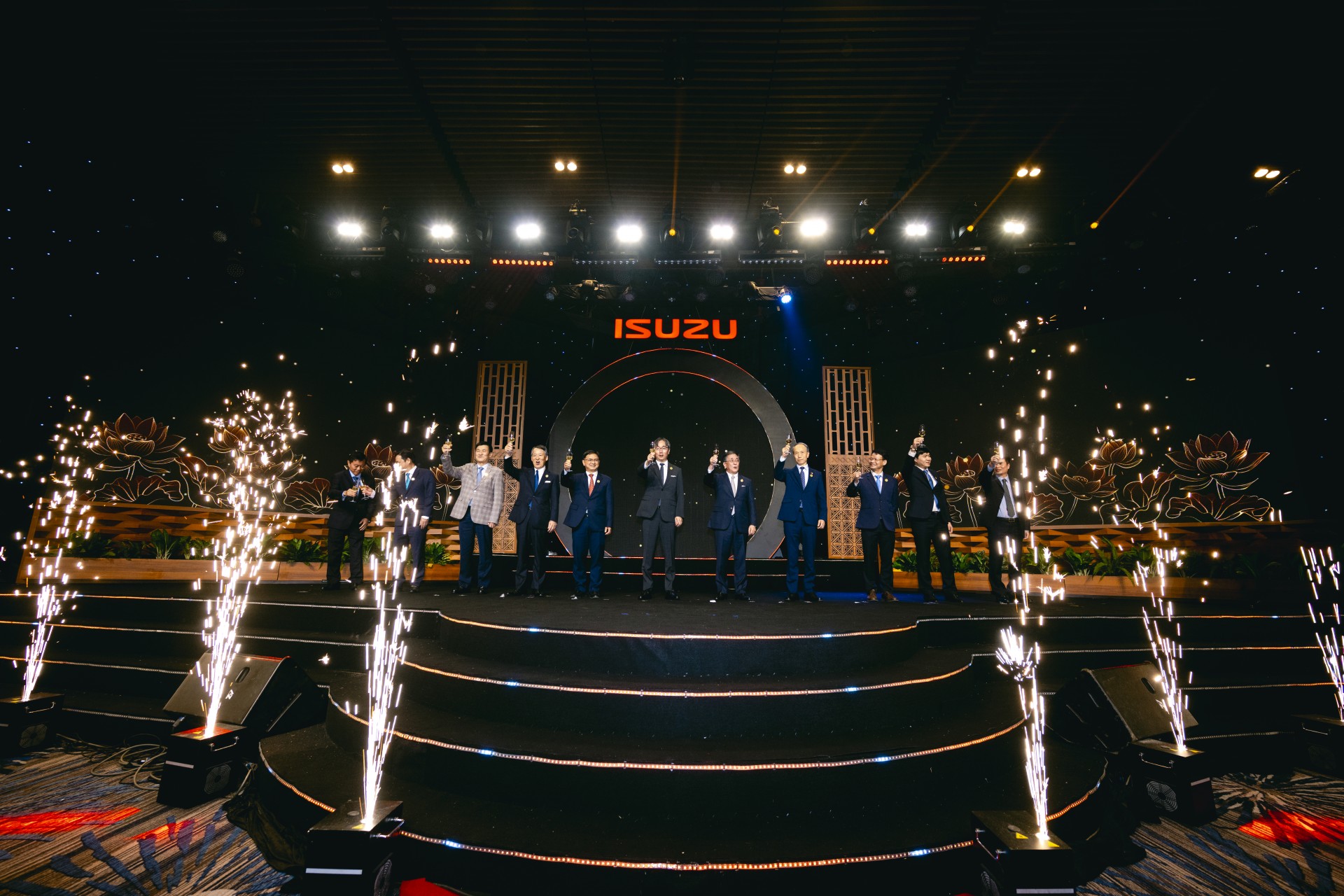 Isuzu Việt Nam kỷ niệm 30 năm phát triển cùng ngành ô tô Việt Nam Isuzu Việt Nam kỷ niệm 30 năm