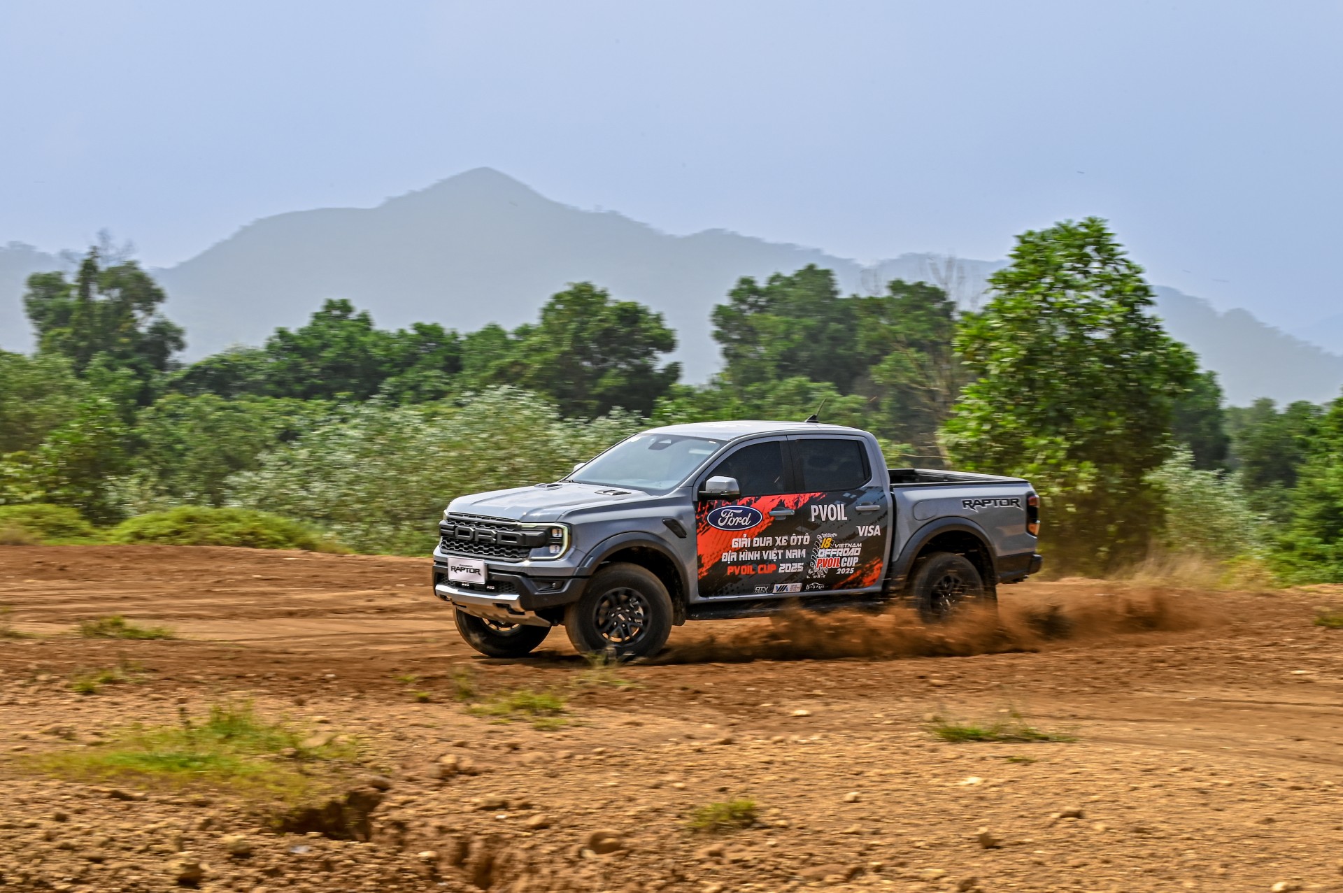 Ford Ranger Raptor 'Chiến binh' off-road khuấy động PVOIL VOC 2025 Ford Ranger Raptor 'Chiến binh' off-road khuấy động PVOIL VOC 2025