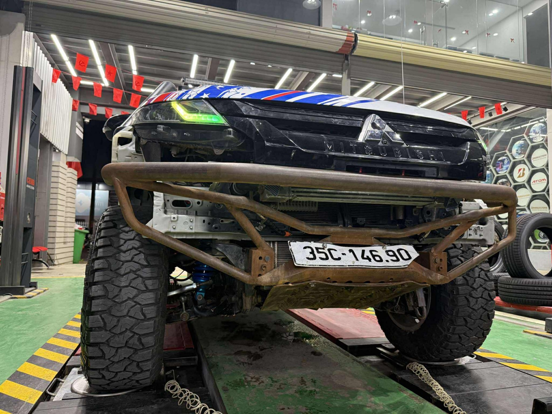 Đội đua 102 PVOIL VOC 2025: NOC - 2 chị em với chiếc xe đua 'khủng' cỡ nào?