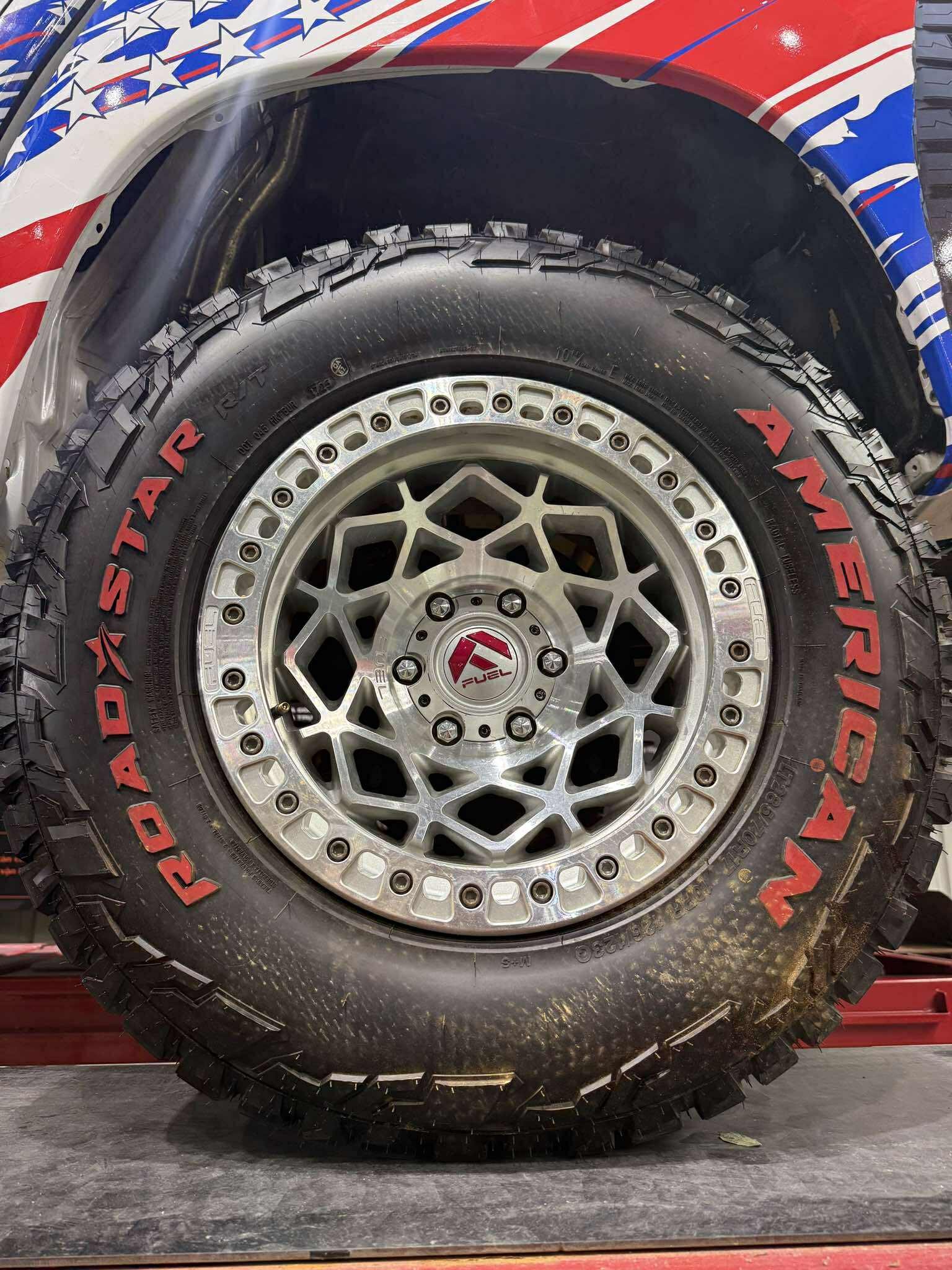 Đội đua 102 PVOIL VOC 2025: NOC - 2 chị em với chiếc xe đua 'khủng' cỡ nào?