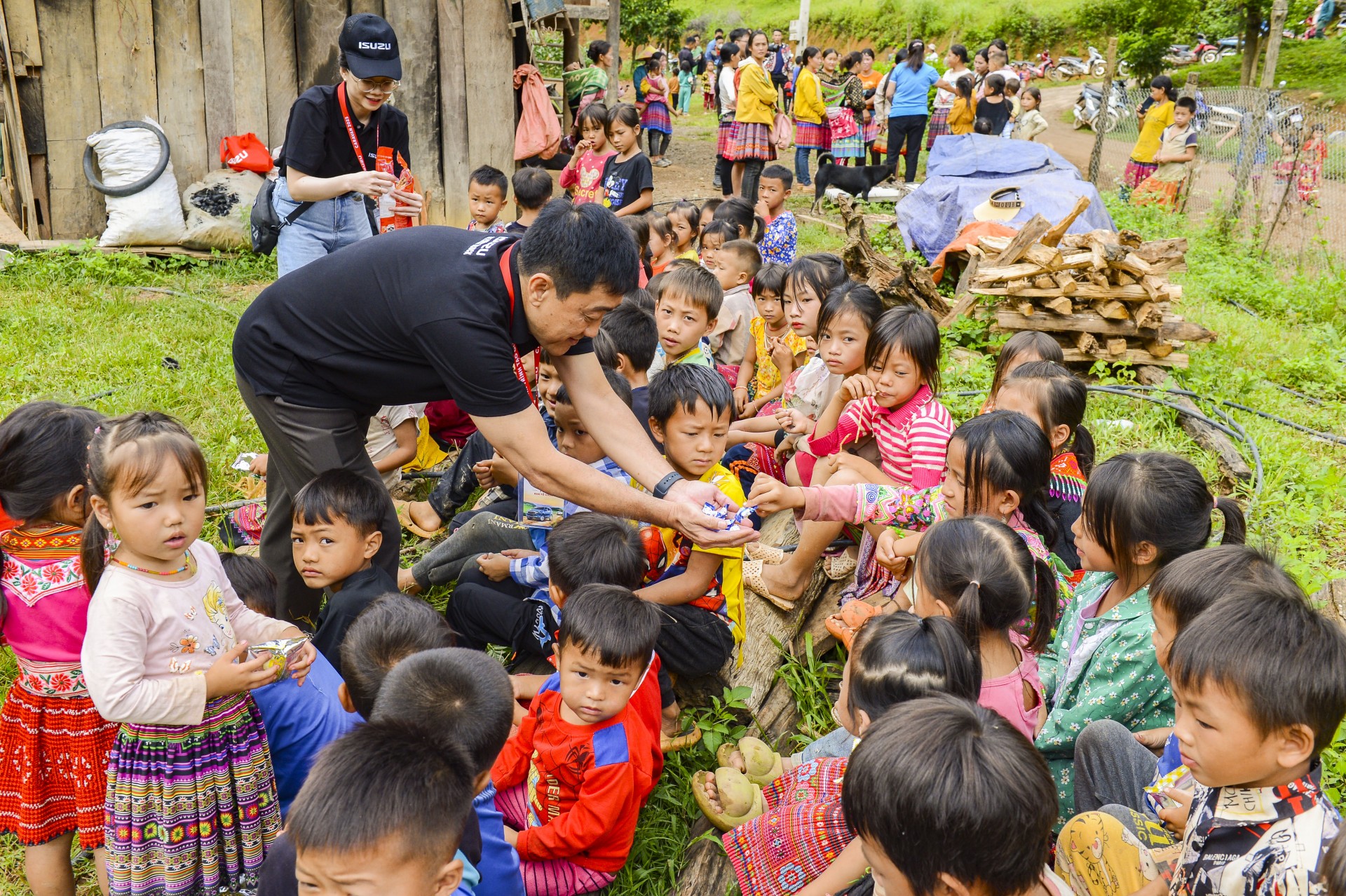 ISUZU Việt Nam đồng hành cùng các hoạt động vì cộng đồng. ISUZU Việt Nam đồng hành cùng các hoạt động vì cộng đồng.