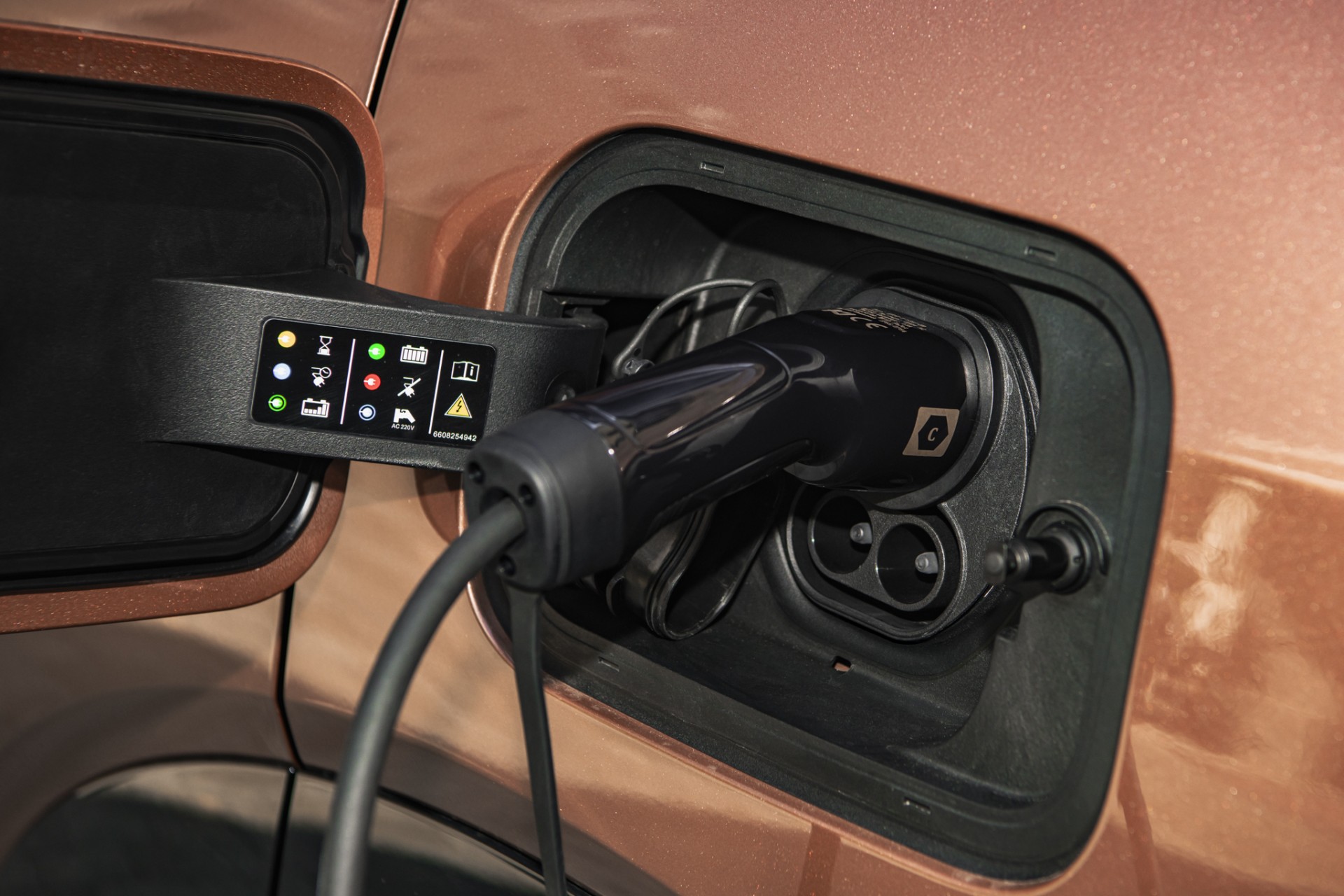 Lynk & Co 08 EM-P chính thức ra mắt tại Việt Nam: SUV PHEV hạng D giá từ 1,299 tỷ đồng