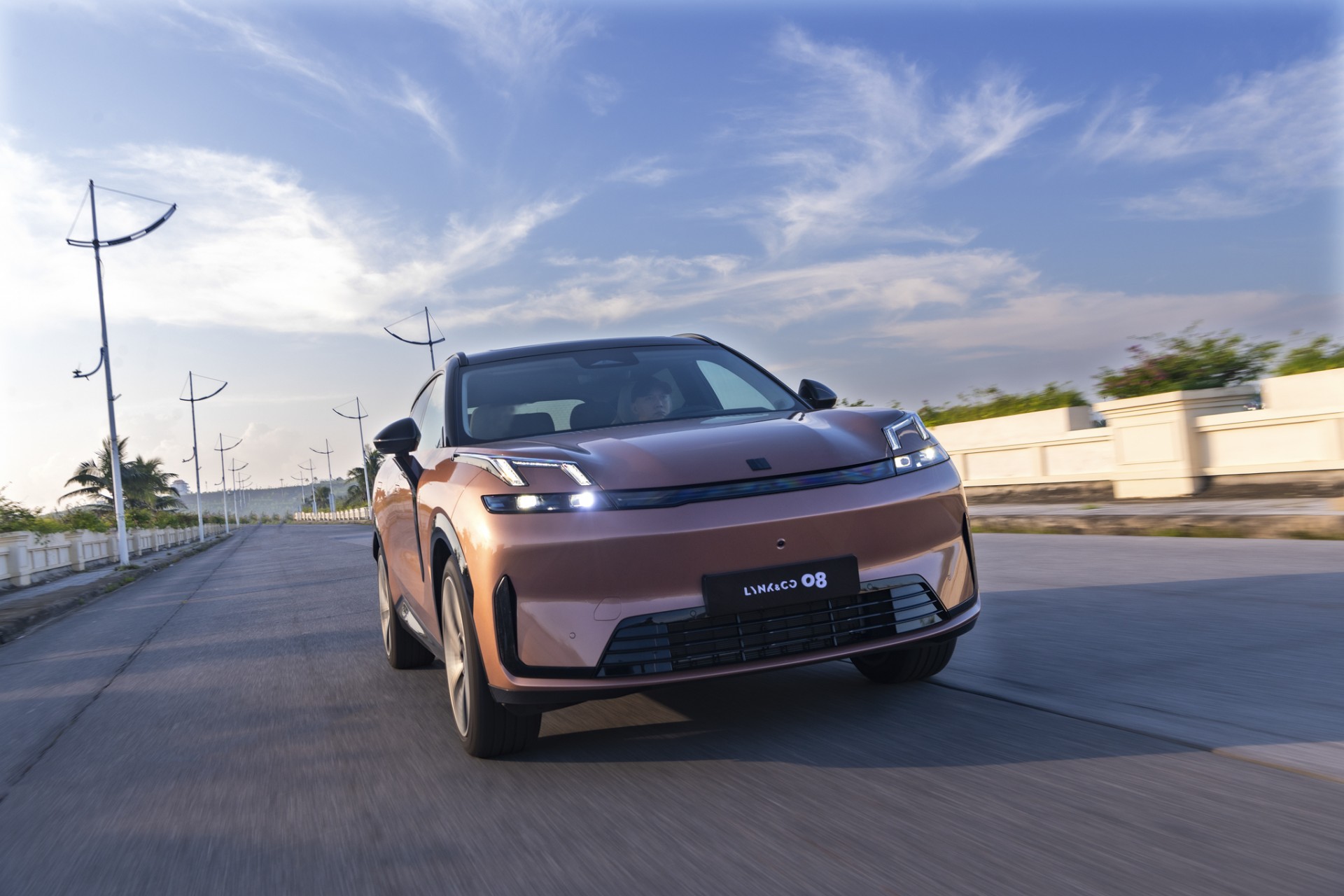 Lynk & Co 08 EM-P chính thức ra mắt tại Việt Nam: SUV PHEV hạng D giá từ 1,299 tỷ đồng