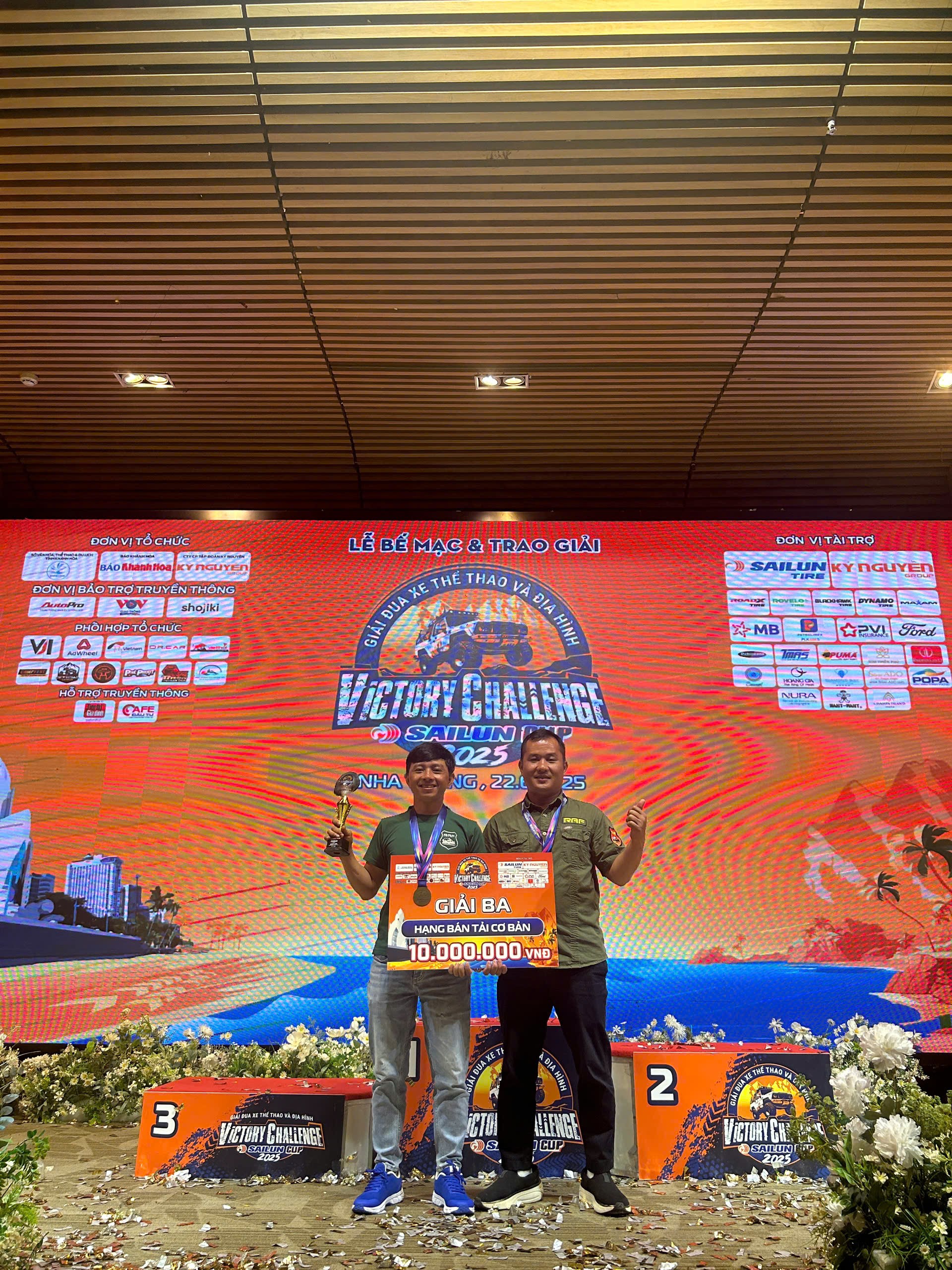 Đội đua 121 PVOIL VOC 2025: RAF 555 ZINPOWER 4×4