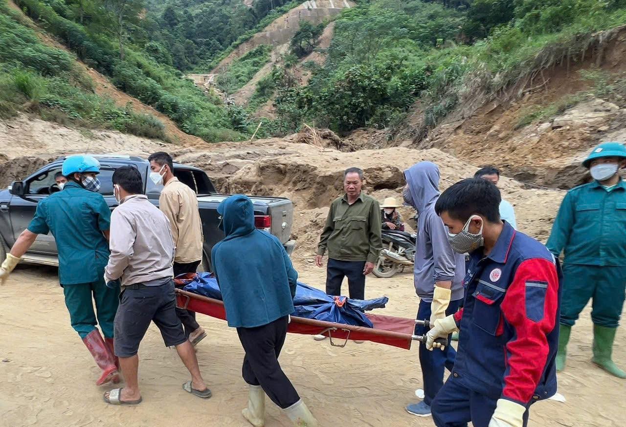 Hình ảnh tìm thấy thi thể nạn nhân thứ ba vụ xe bán tải Nissan Navara bị vùi lấp ở Lào Cai.