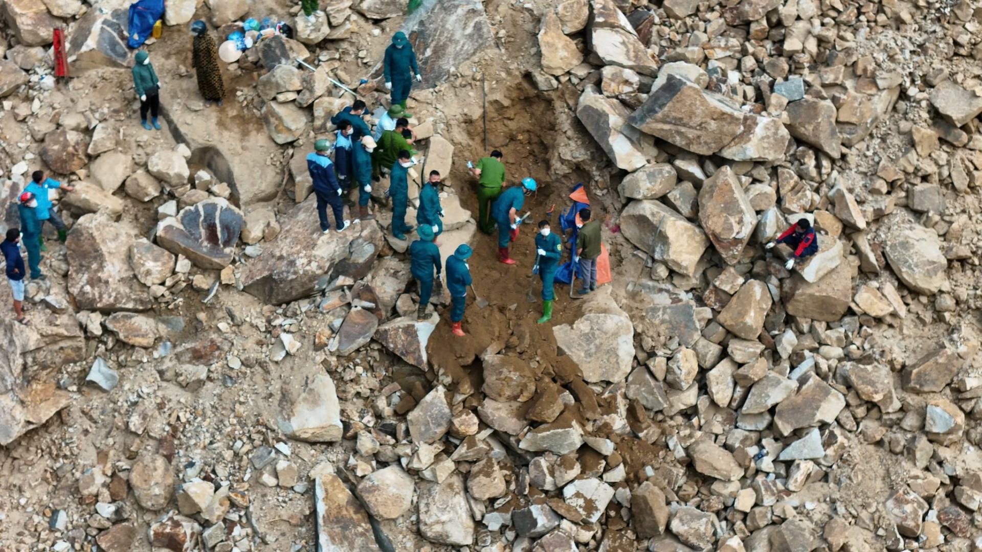 Lực lượng chức năng và người dân địa phương đã nỗ lực tìm kiếm thi thể trong gần một tháng kể từ thời điểm vụ việc xảy ra