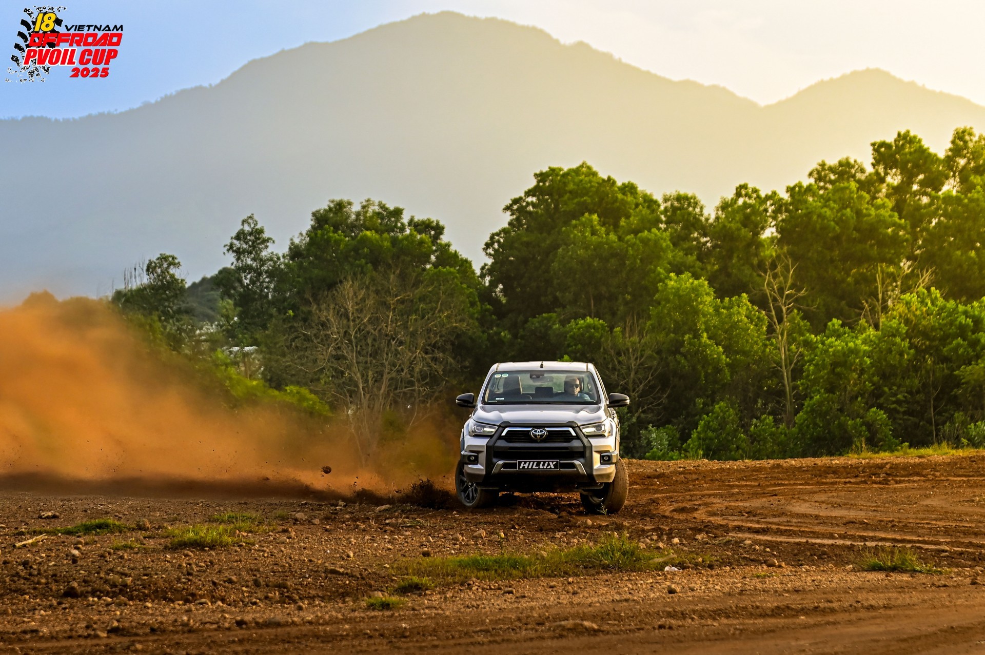 lái thử Toyota Hilux tại PVOIL VOC 2025