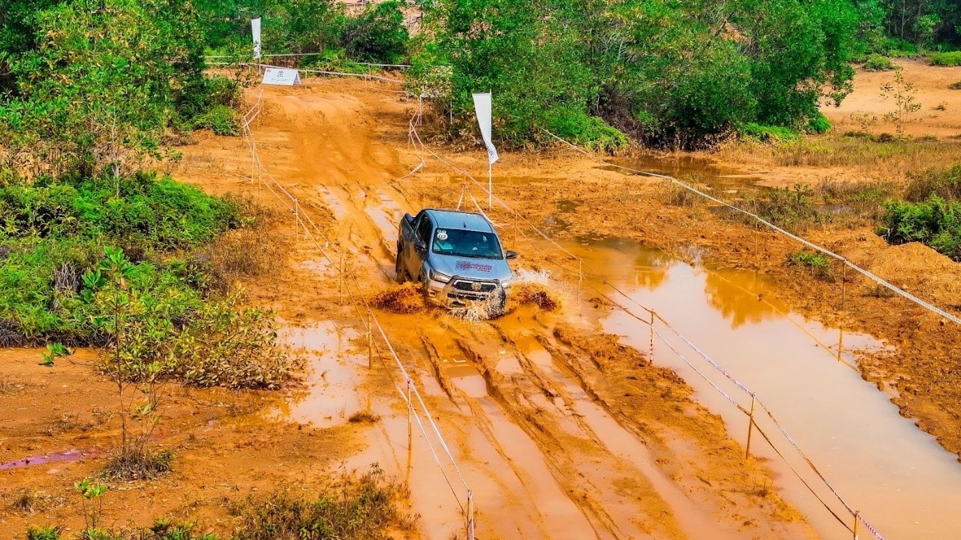 lái thử Toyota Hilux tại PVOIL VOC 2025
