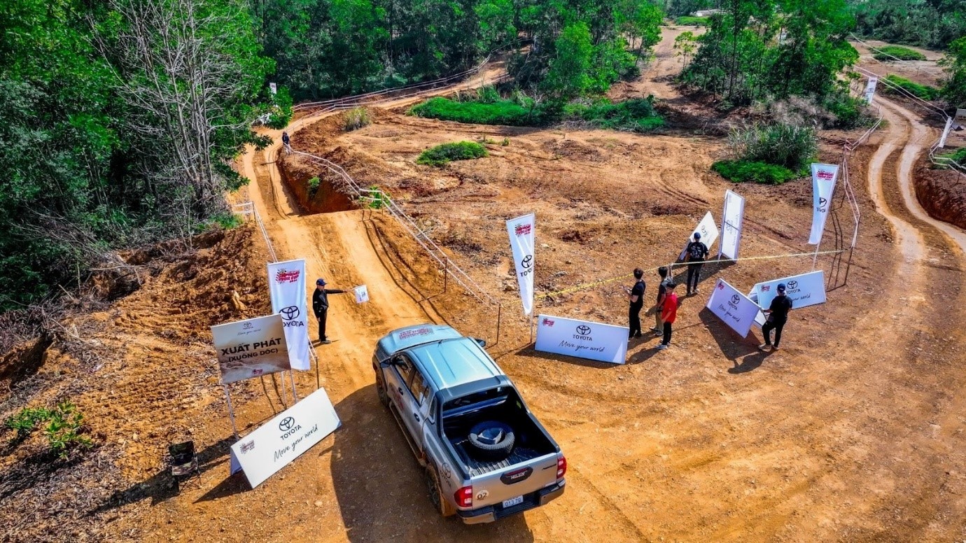 lái thử Toyota Hilux tại PVOIL VOC 2025