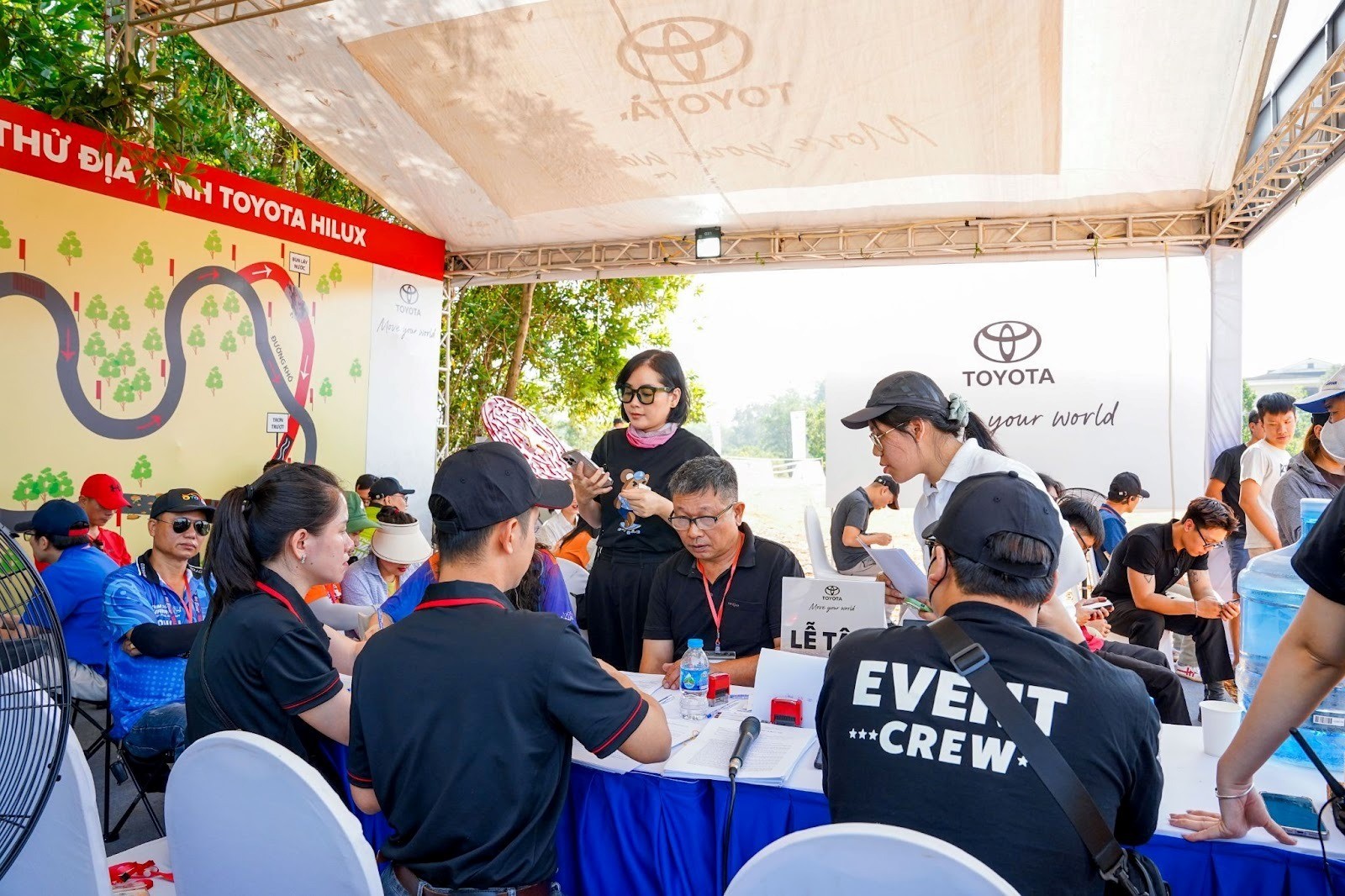 lái thử Toyota Hilux tại PVOIL VOC 2025
