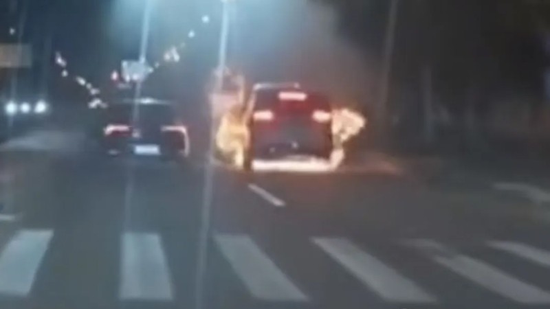 Truyền thông địa phương cho biết chiếc xe bỗng nhiên bốc cháy khi đang di chuyển trên đường