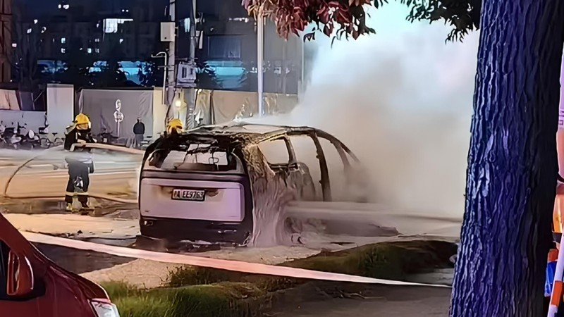 MPV điện Trung Quốc với bộ pin CATL bất ngờ bốc cháy khi di chuyển trên đường May mắn là cả tài xế và hành khách trên xe đã thoát ra ngoài kịp thời