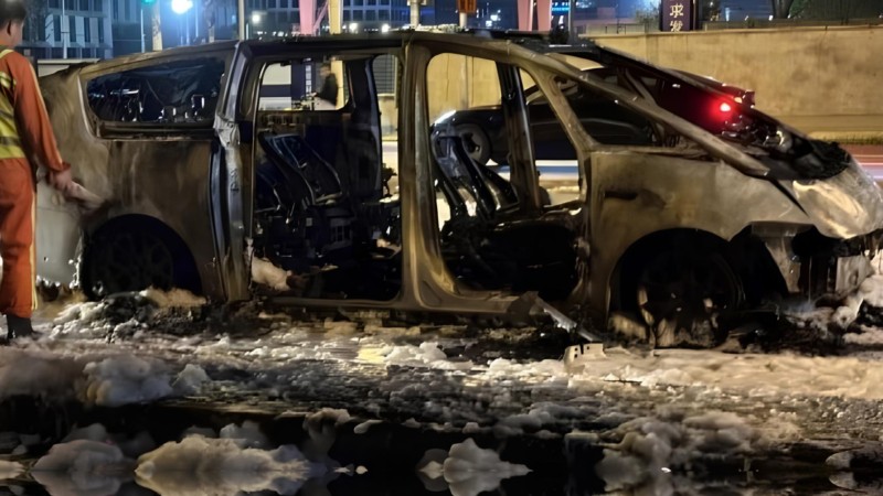 MPV điện Trung Quốc với bộ pin CATL bất ngờ bốc cháy khi di chuyển trên đường