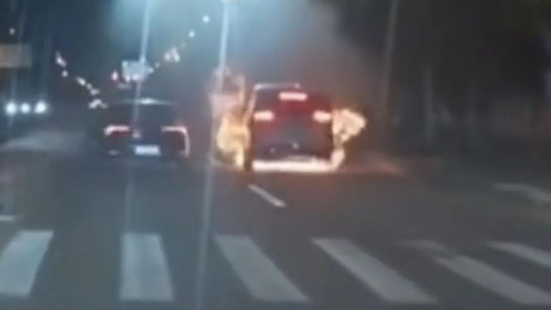 MPV điện Trung Quốc với bộ pin CATL bất ngờ bốc cháy khi di chuyển trên đường Truyền thông địa phương cho biết chiếc xe bỗng nhiên bốc cháy khi đang di chuyển trên đường