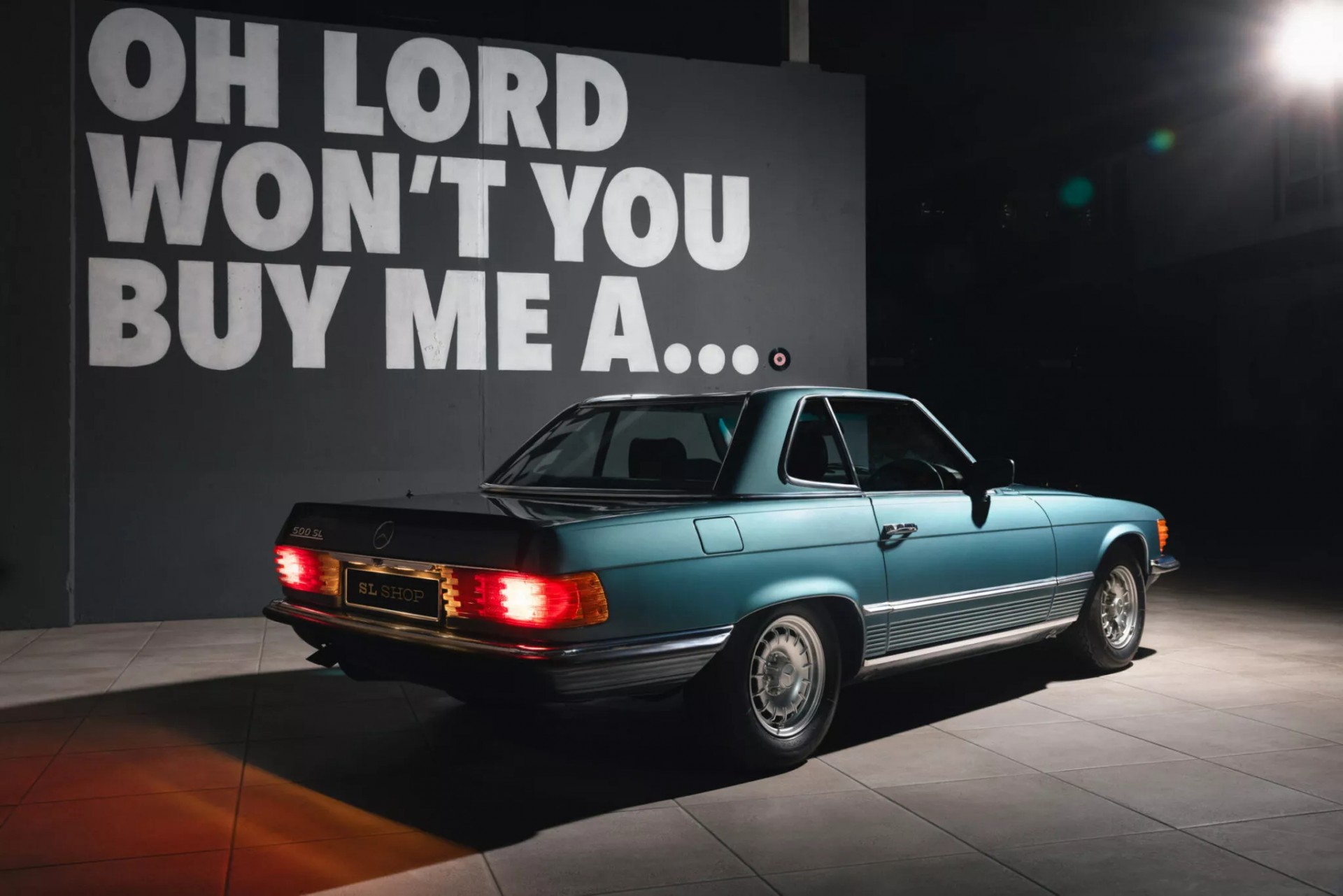 Phát hiện chiếc Mercedes-Benz 500 SL 1982 được bảo quản hoàn hảo, mới chỉ chạy 68 km sau 43 năm Phía sau của chiếc Mercedes-Benz 500 SL 1982