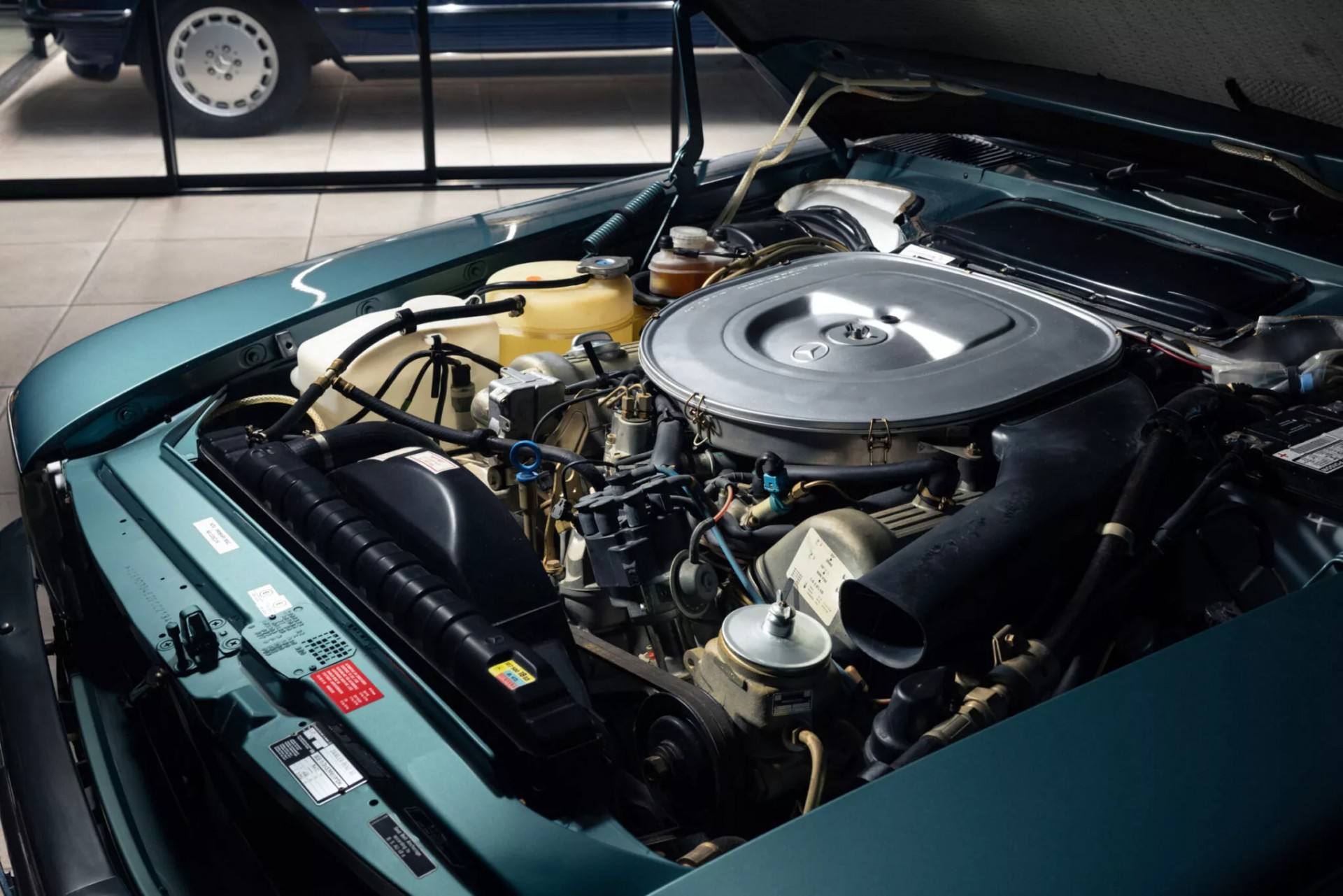 Phát hiện chiếc Mercedes-Benz 500 SL 1982 được bảo quản hoàn hảo, mới chỉ chạy 68 km sau 43 năm Khoang động cơ của chiếc Mercedes-Benz 500 SL 1982