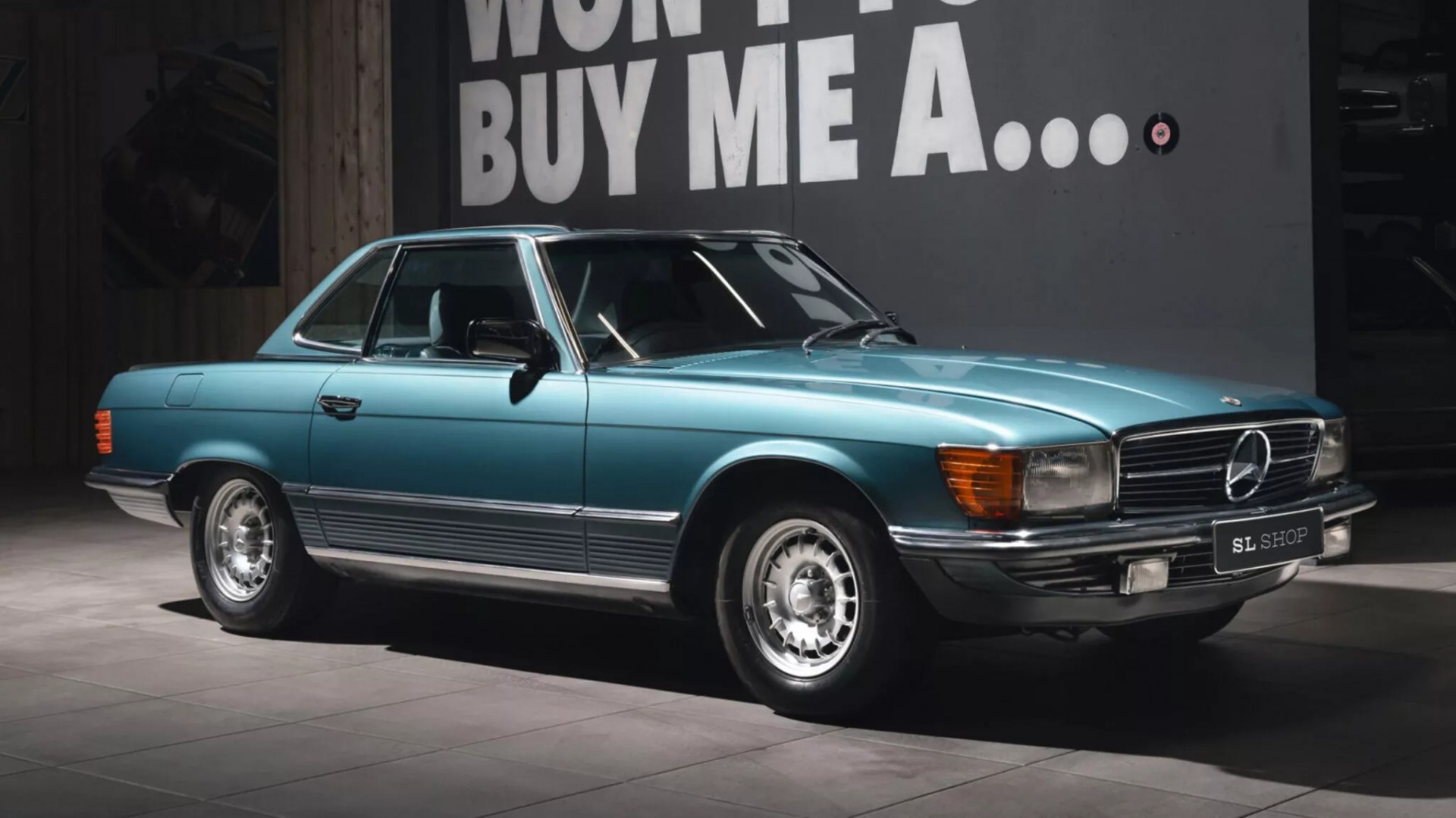 Phát hiện chiếc Mercedes-Benz 500 SL 1982 được bảo quản hoàn hảo, mới chỉ chạy 68 km sau 43 năm Phía trước của chiếc Mercedes-Benz 500 SL 1982 mới được The SLSHOP thu mua