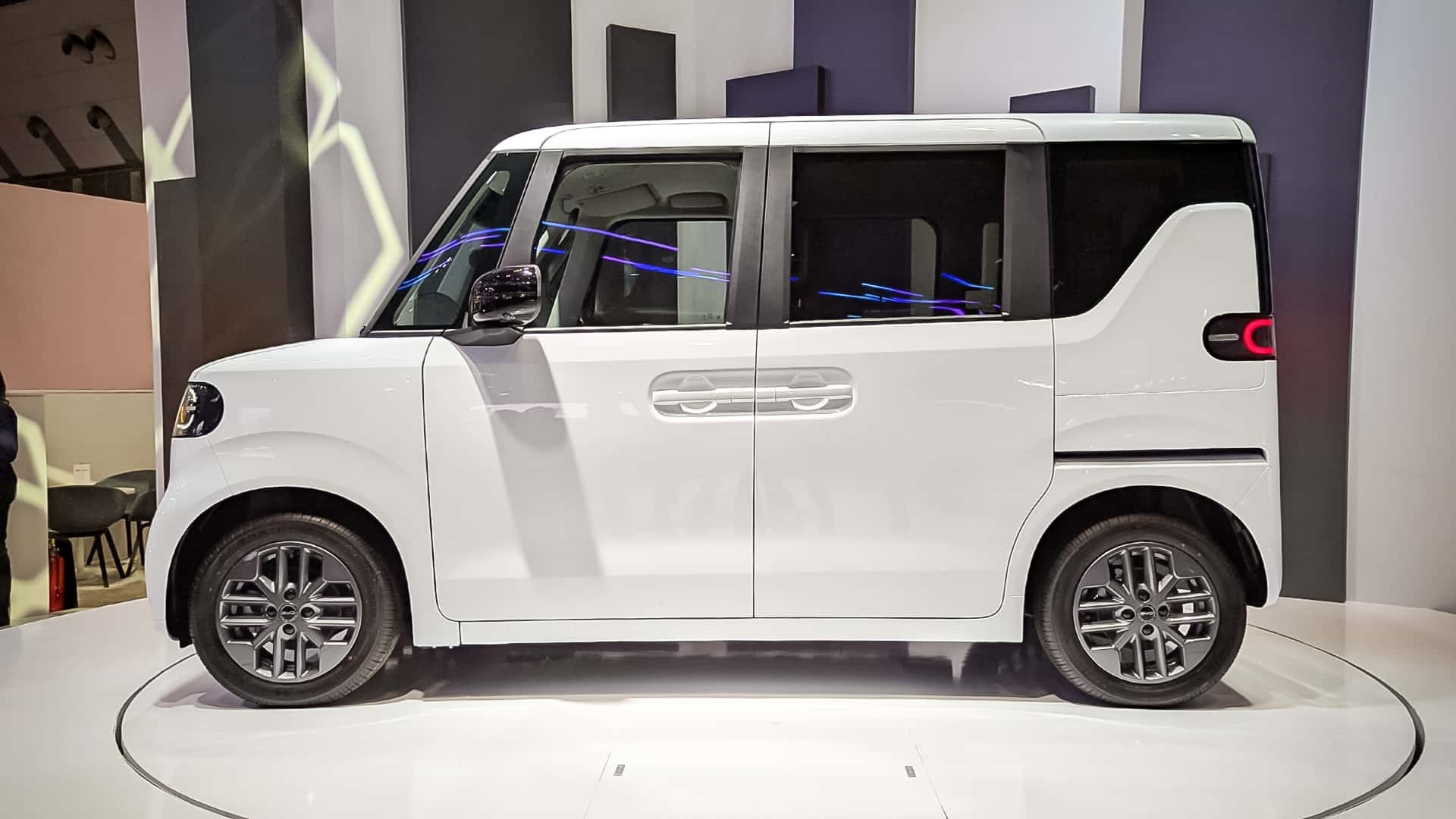 Phía bên của BYD Racco