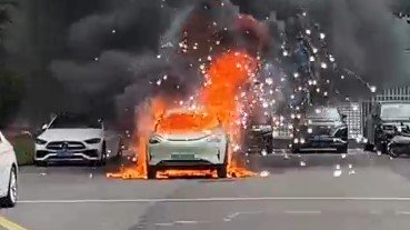 Mẫu xe điện bán chạy nhất Trung Quốc năm 2025 bị bốc cháy và phát nổ khi đang đỗ