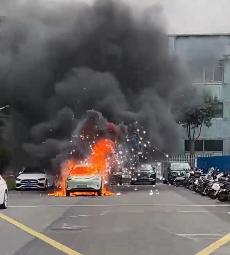 Mẫu xe điện bán chạy nhất Trung Quốc năm 2025 bị bốc cháy và phát nổ khi đang đỗ Một chiếc xe điện Geely Xingyuan đã bốc cháy và phát nổ dữ dội tại Trung Quốc ngày 23/10/2025