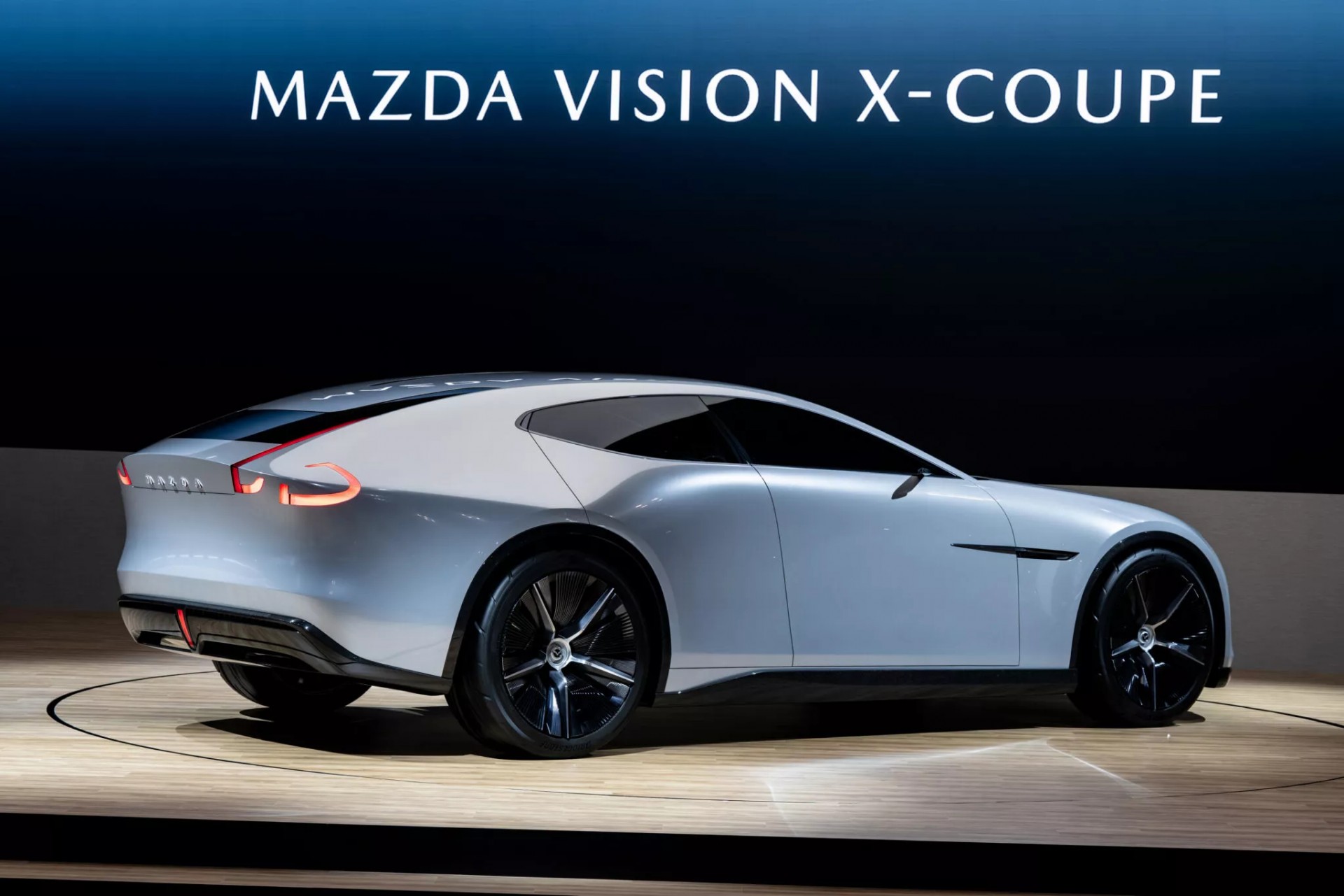 Mazda trình làng hai mẫu xe concept coupe và hatchback ấn tượng tại Japan Mobility Show 2025 Phía sau của Mazda Vision-X Coupe