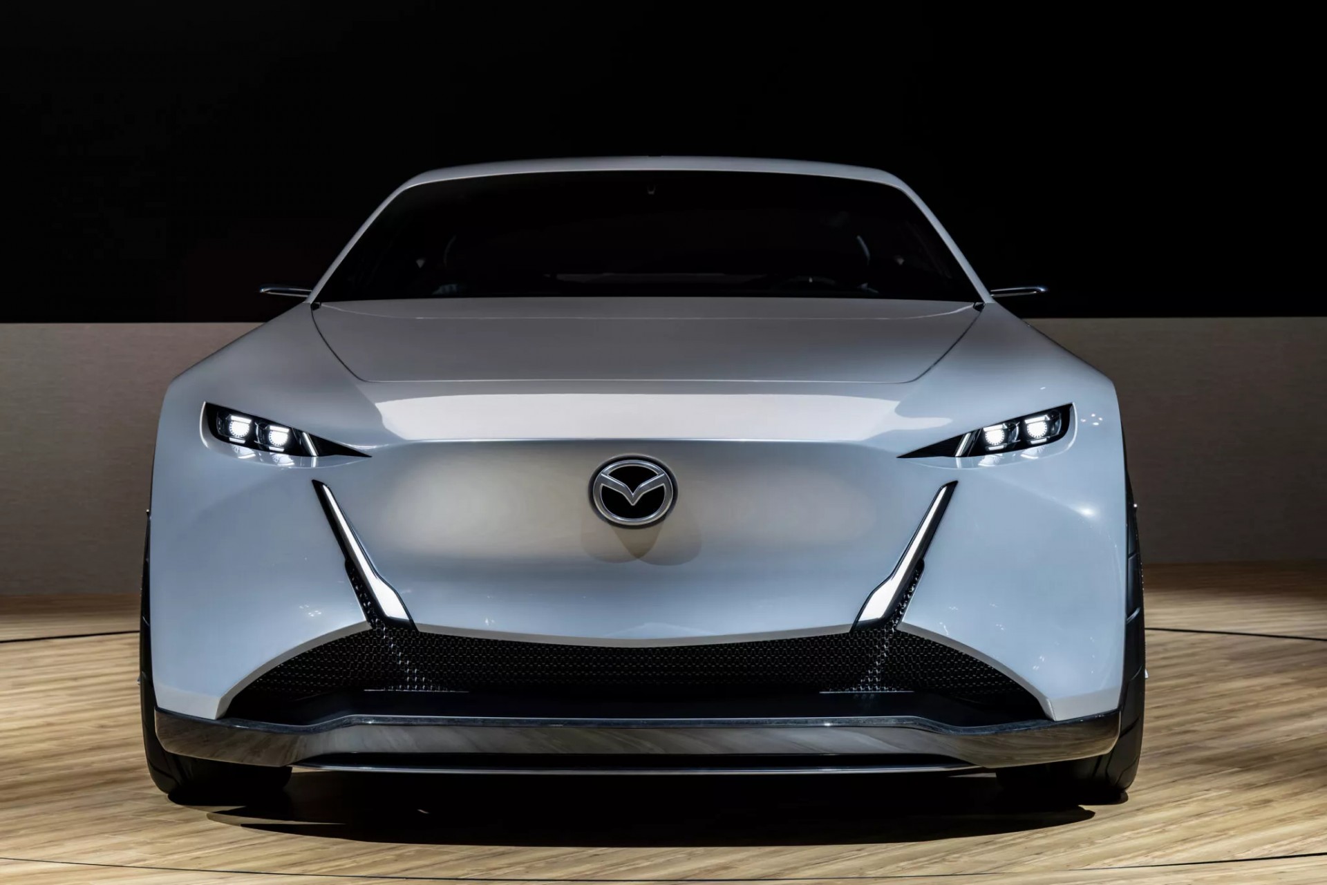 Mazda trình làng hai mẫu xe concept coupe và hatchback ấn tượng tại Japan Mobility Show 2025 Trực diện đầu xe của Mazda Vision-X Coupe