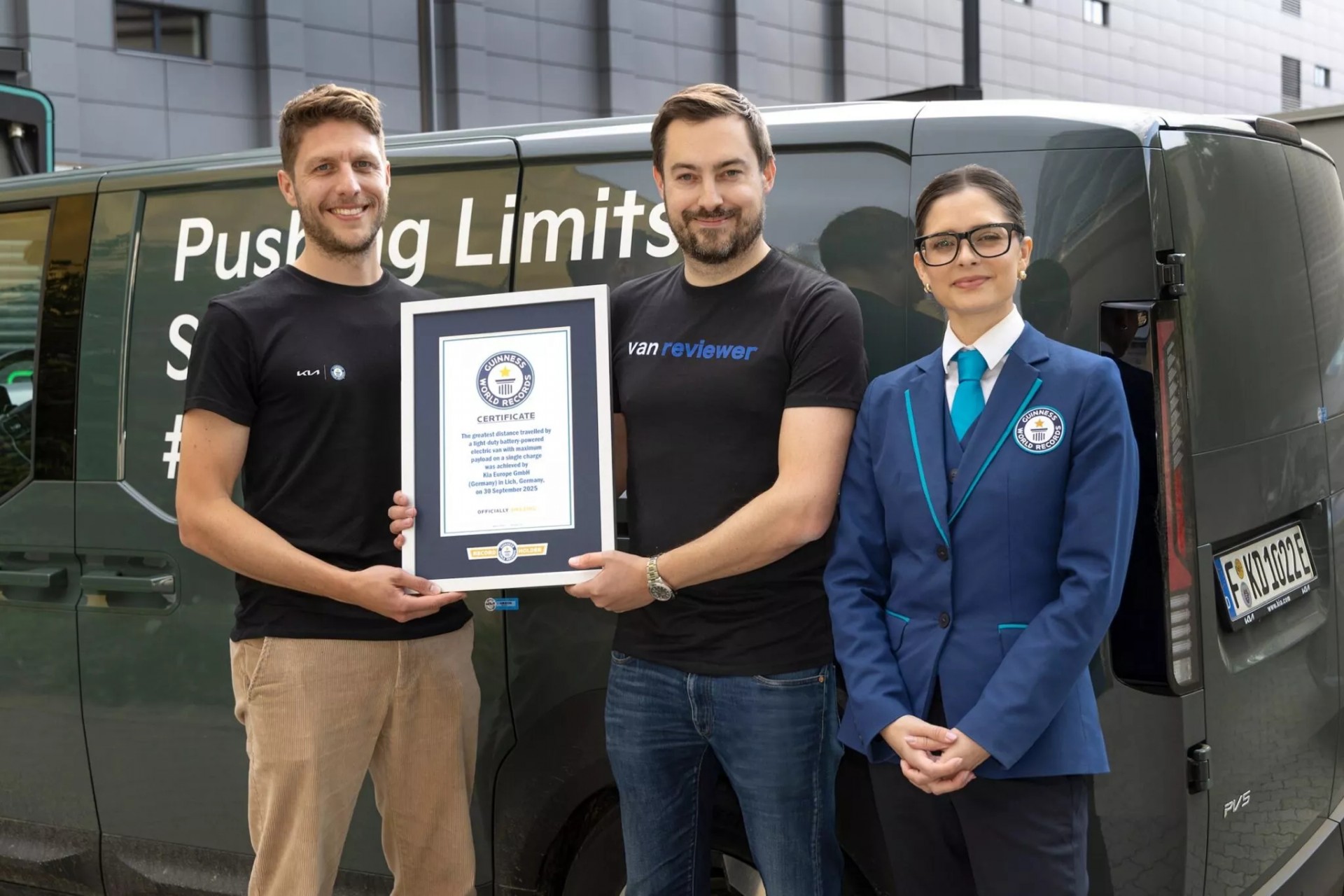 Xe van điện Kia thiết lập Kỷ lục Guinness đi gần 700 km với một lần sạc và chở tối đa Kỷ lục Guinness Thế giới là bằng chứng cho khả năng vận hành thực tế của xe van điện Kia PV5