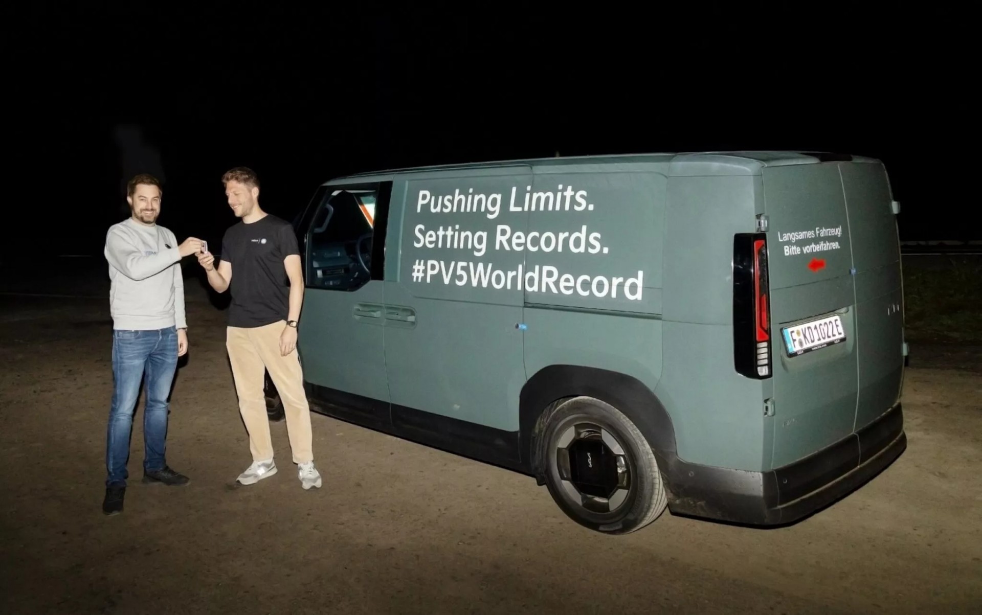 Xe van điện Kia thiết lập Kỷ lục Guinness đi gần 700 km với một lần sạc và chở tối đa George Barrow, nhà báo chuyên viết về xe thương mại, và Christian Nigemeier, kỹ sư cao cấp tại Trung tâm Kỹ thuật Hyundai Motor châu Âu là hai người cầm lái