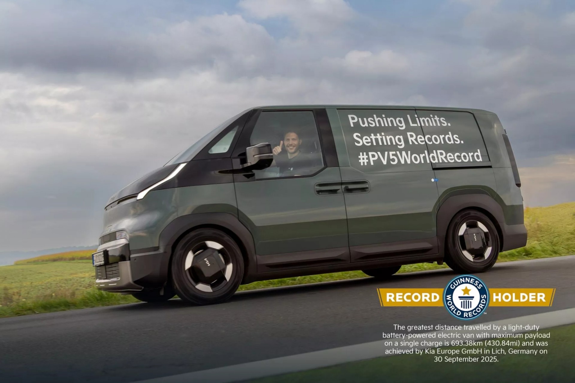 Xe van điện Kia thiết lập Kỷ lục Guinness đi gần 700 km với một lần sạc và chở tối đa
