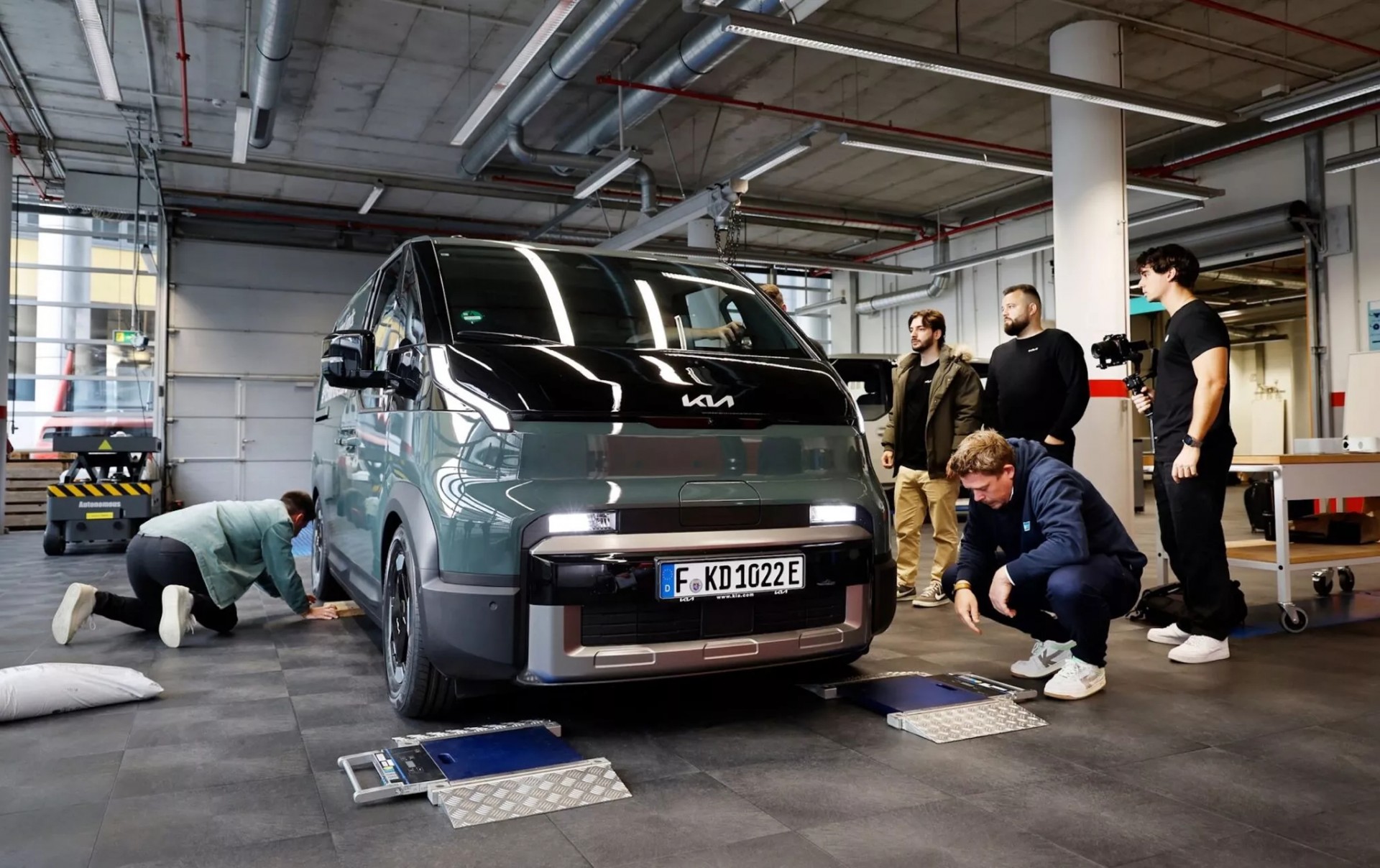 Xe van điện Kia thiết lập Kỷ lục Guinness đi gần 700 km với một lần sạc và chở tối đa Chiếc Kia PV5 tham gia thử thách là xe tiêu chuẩn, chưa qua chỉnh sửa