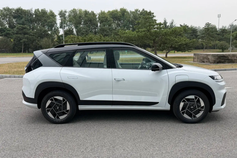 Phía bên của SUV điện Hyundai EO