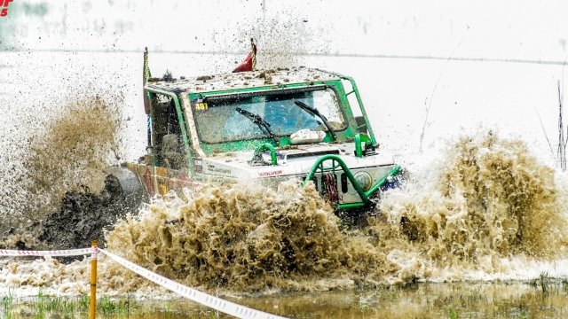 Các đội đua dầm mưa trong ngày thi đấu đầu tiên của PVOIL VOC 2025