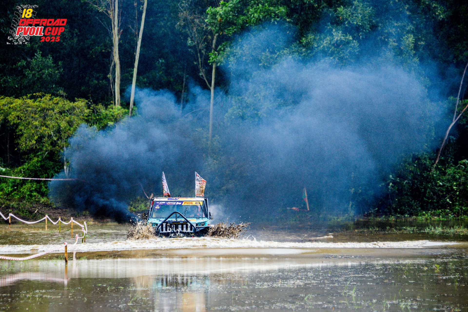 Các đội đua dầm mưa trong ngày thi đấu đầu tiên của PVOIL VOC 2025 Các đội đua dầm mưa trong ngày thi đấu đầu tiên của PVOIL VOC 2025