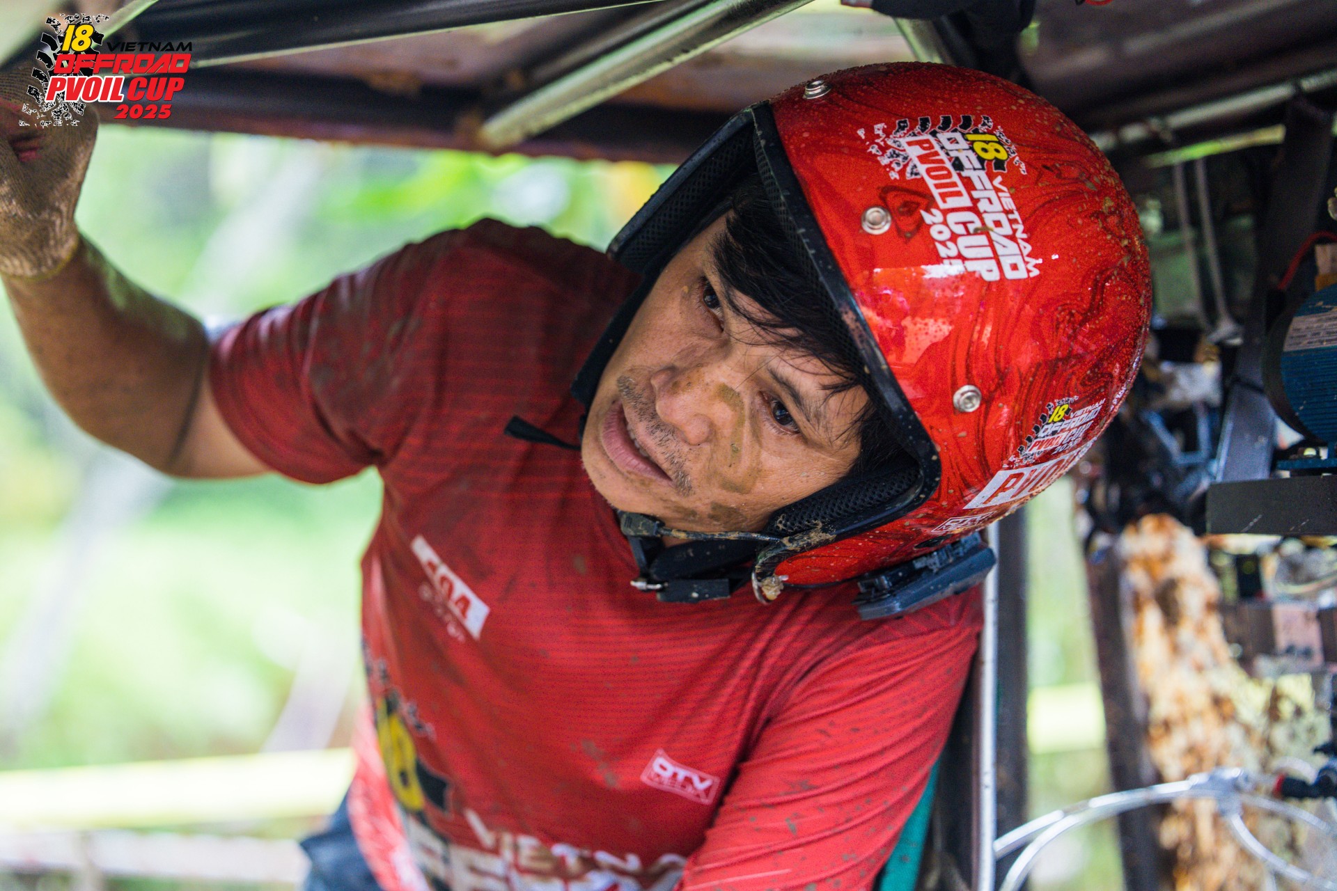 Các đội đua dầm mưa trong ngày thi đấu đầu tiên của PVOIL VOC 2025 Các đội đua dầm mưa trong ngày thi đấu đầu tiên của PVOIL VOC 2025