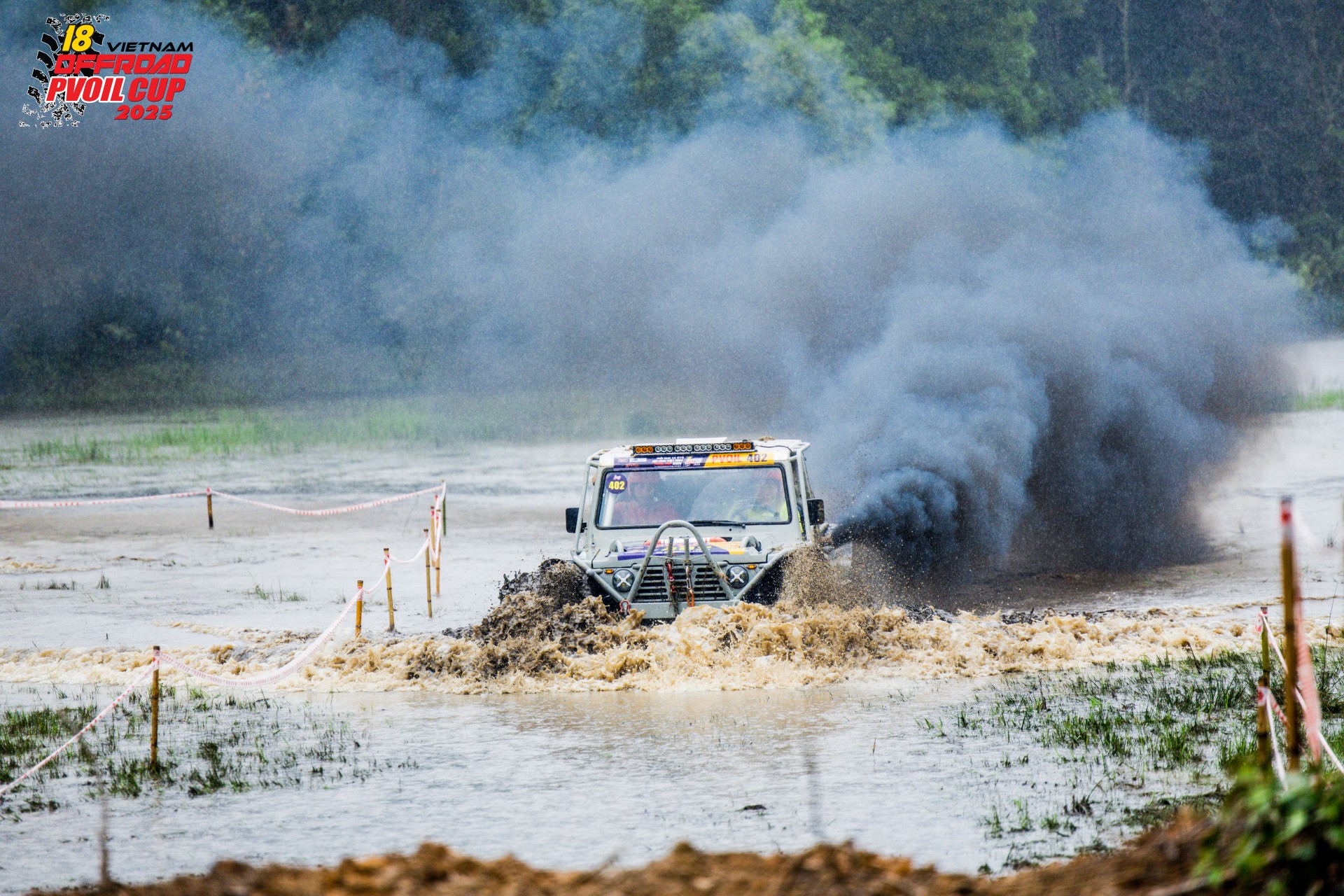 Các đội đua dầm mưa trong ngày thi đấu đầu tiên của PVOIL VOC 2025 Các đội đua dầm mưa trong ngày thi đấu đầu tiên của PVOIL VOC 2025